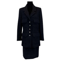 CHANEL -VTG 95A Jacke & Rock-Set aus schwarzem Boucle mit Metallic-Streifen 46 US 14