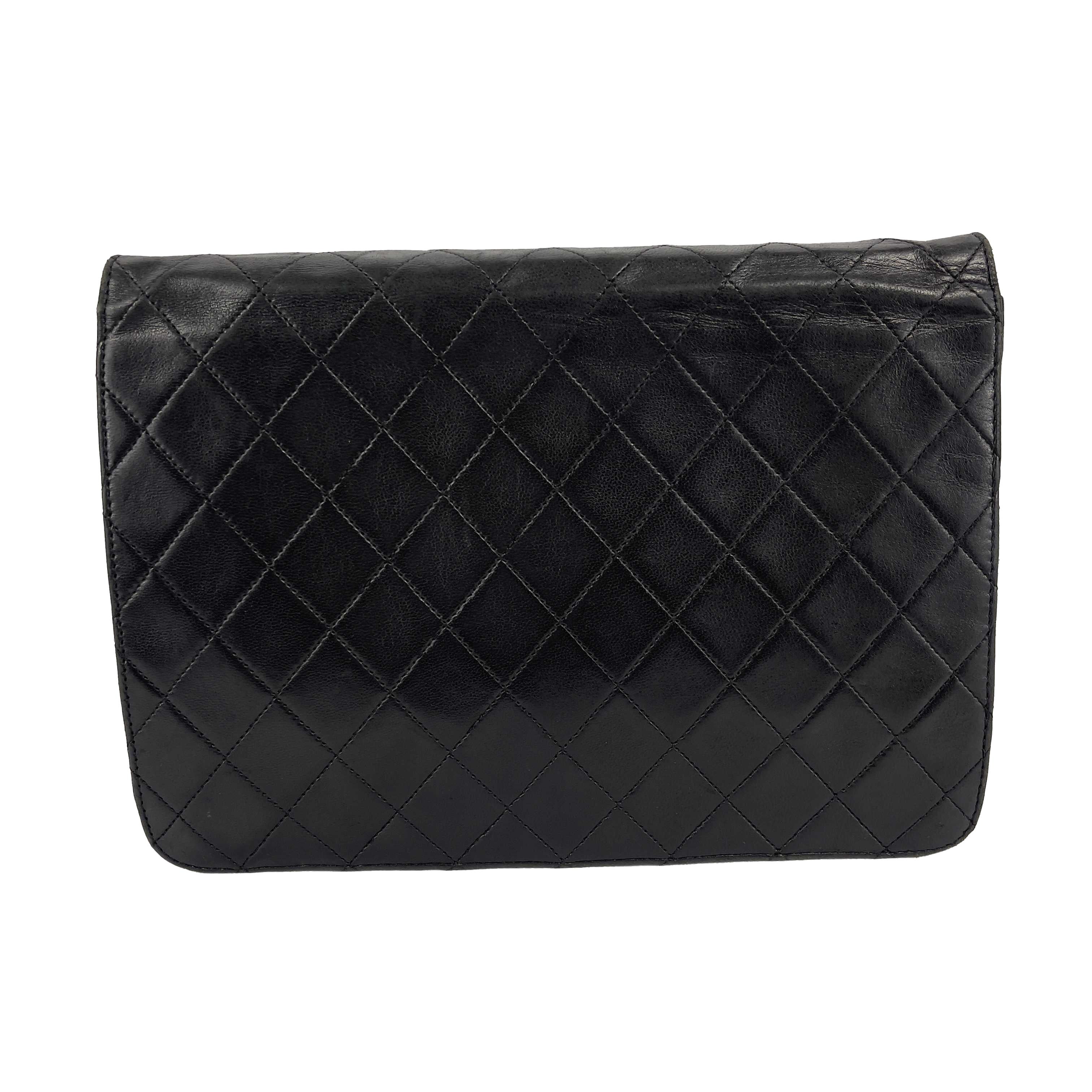 Chanel - Very Good - CC Logo Matelasse Quilted Chain Shoulder - Black, Gold - Handbag

Description

This Chanel CC Logo Matelasse Quilted Chain Shoulder bag features an interior zip pocket, and a woven leather chain shoulder strap.
Finished with a