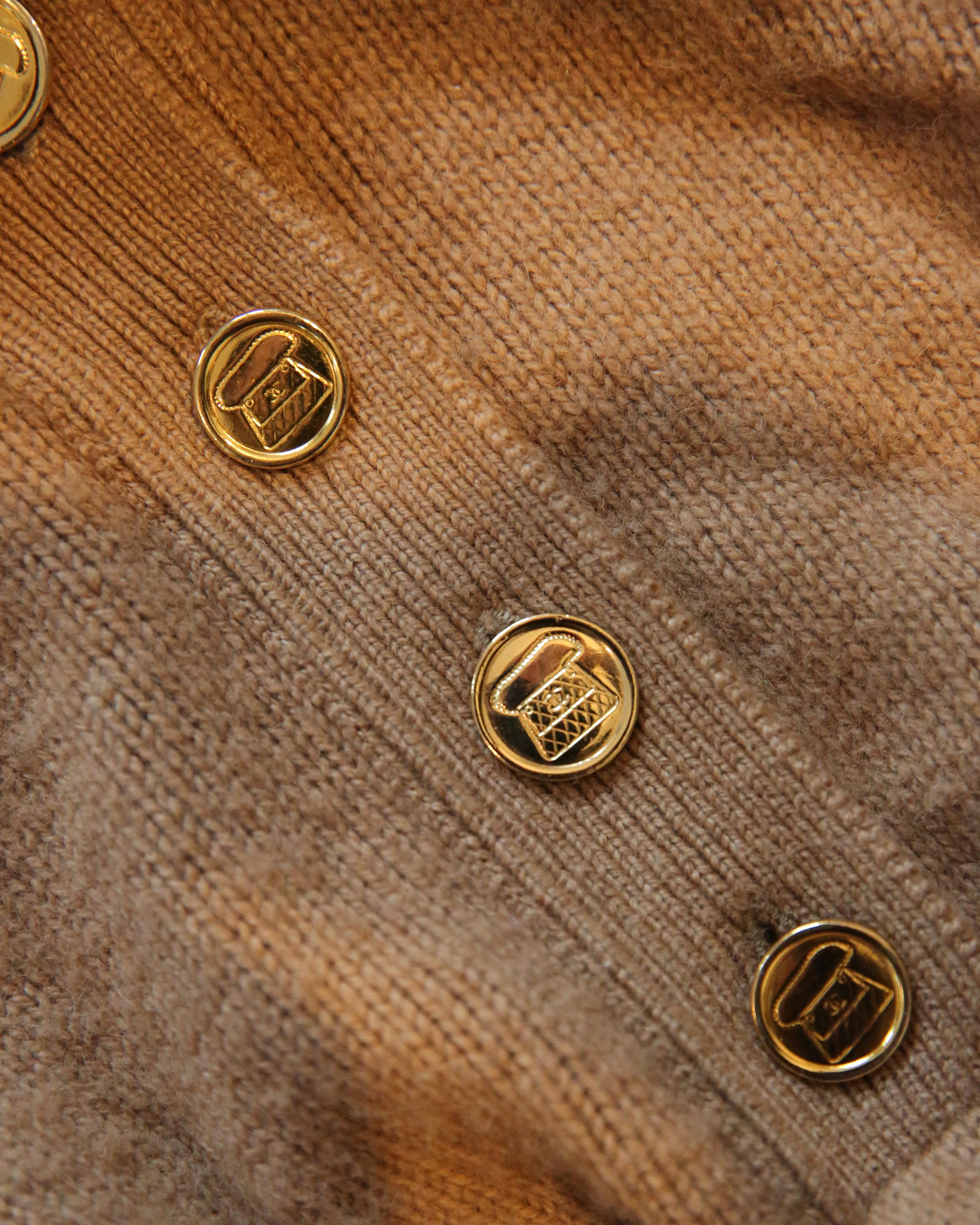 Chanel vtg tan camel beige Rollkragenpullover Gold Logo Knopf Kaschmir Kleid Pullover  im Angebot 10