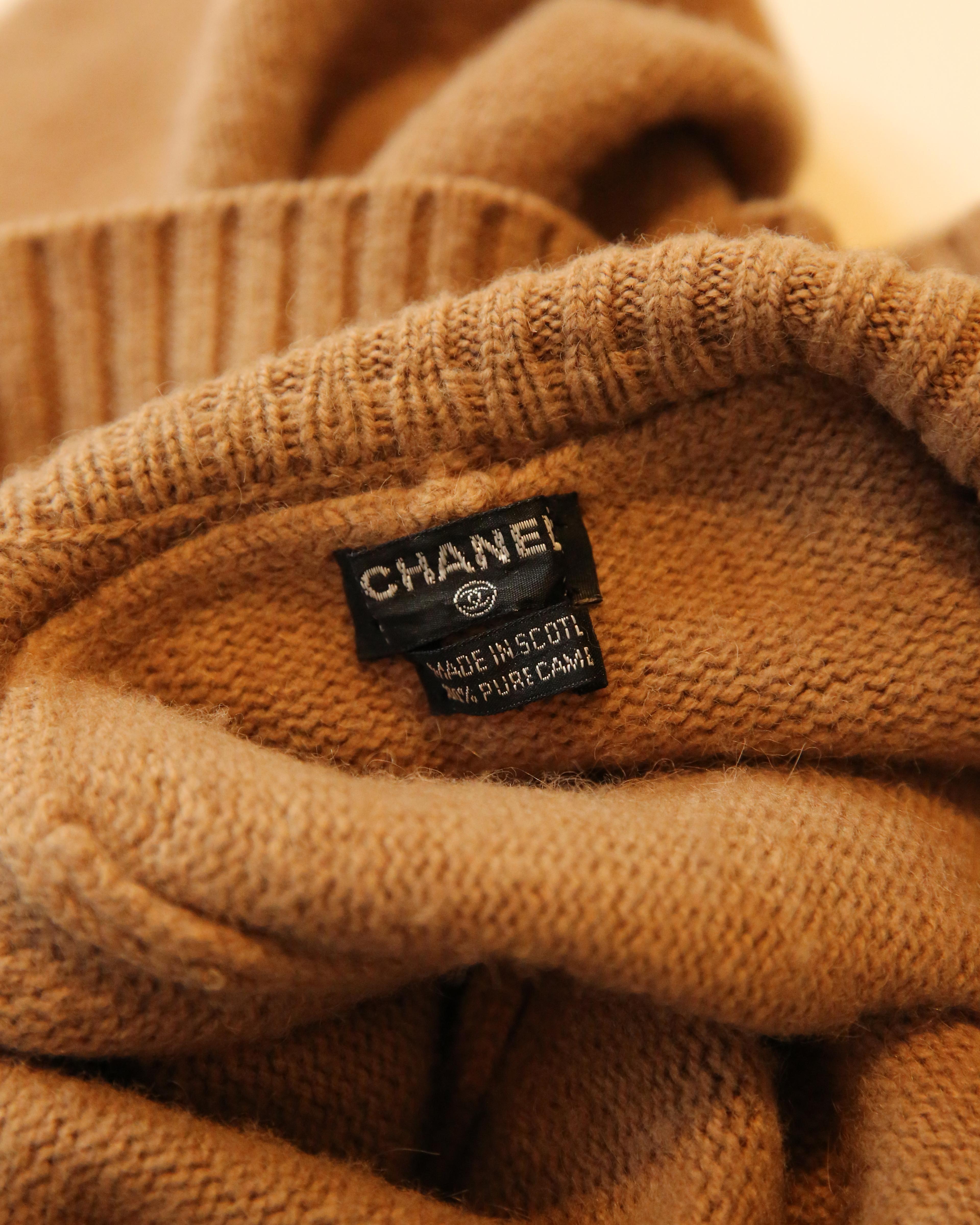 Chanel vtg tan camel beige Rollkragenpullover Gold Logo Knopf Kaschmir Kleid Pullover  im Angebot 12
