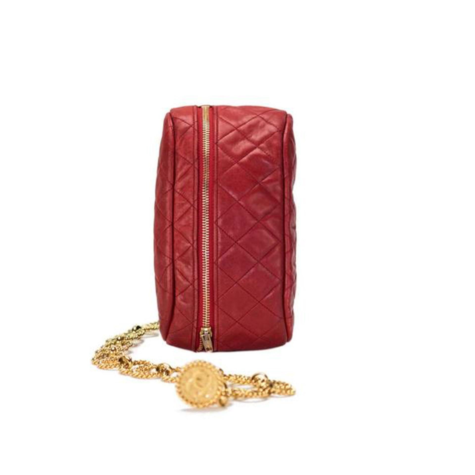 Chanel Taille Gürteltasche Vintage Rare Gold Chain Collector's Piece Red Belt Bag im Zustand „Gut“ im Angebot in Miami, FL