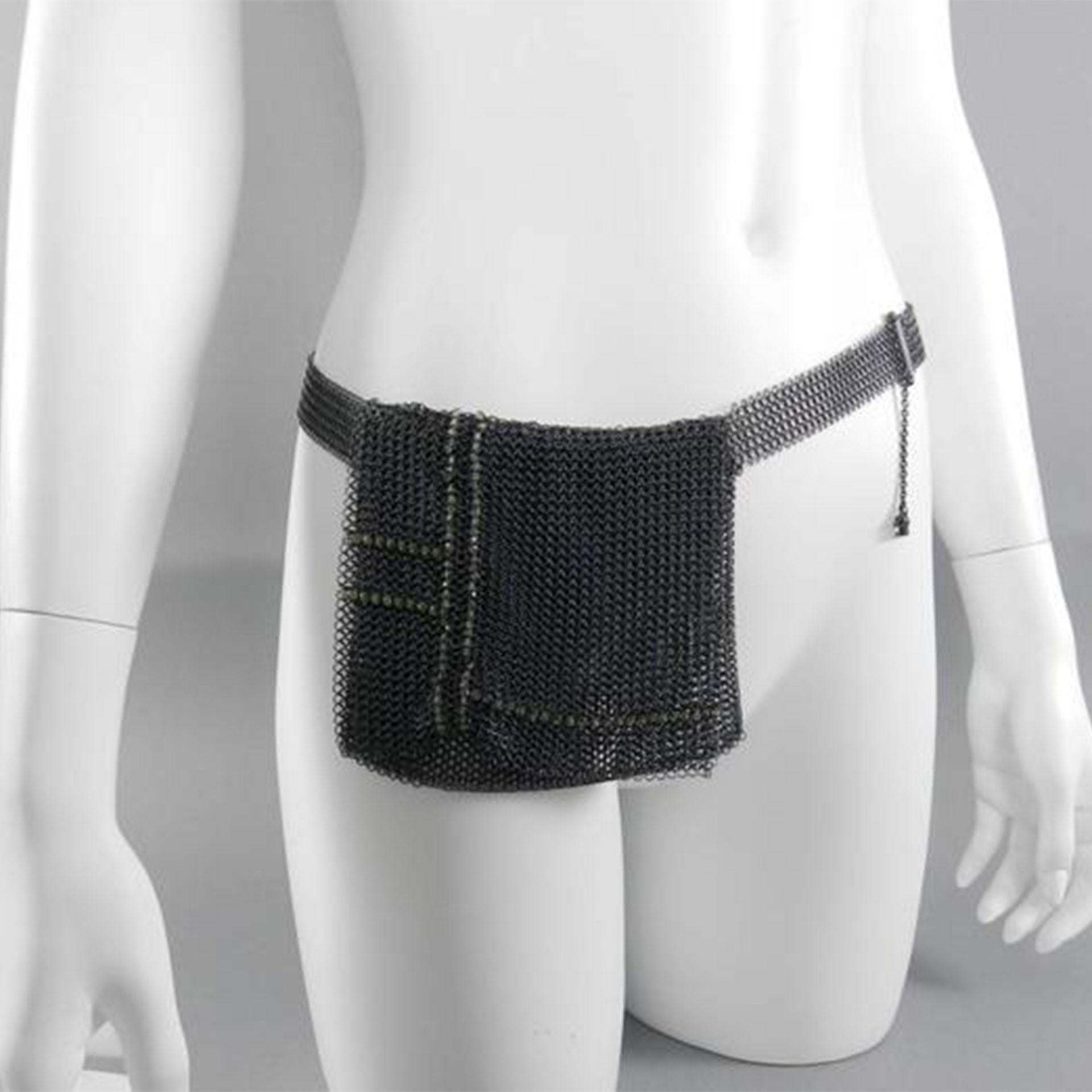 Chanel Vintage 1999 Spring Mesh Chain Belt Bum Waist Bag Fanny Pack

Chanel vintage 1999 Spring runway collection chain mail mesh belt bag. Pièce de collection rare en excellent état, sans aucun défaut. Monnaie ! La ceinture s'attache à 31,5