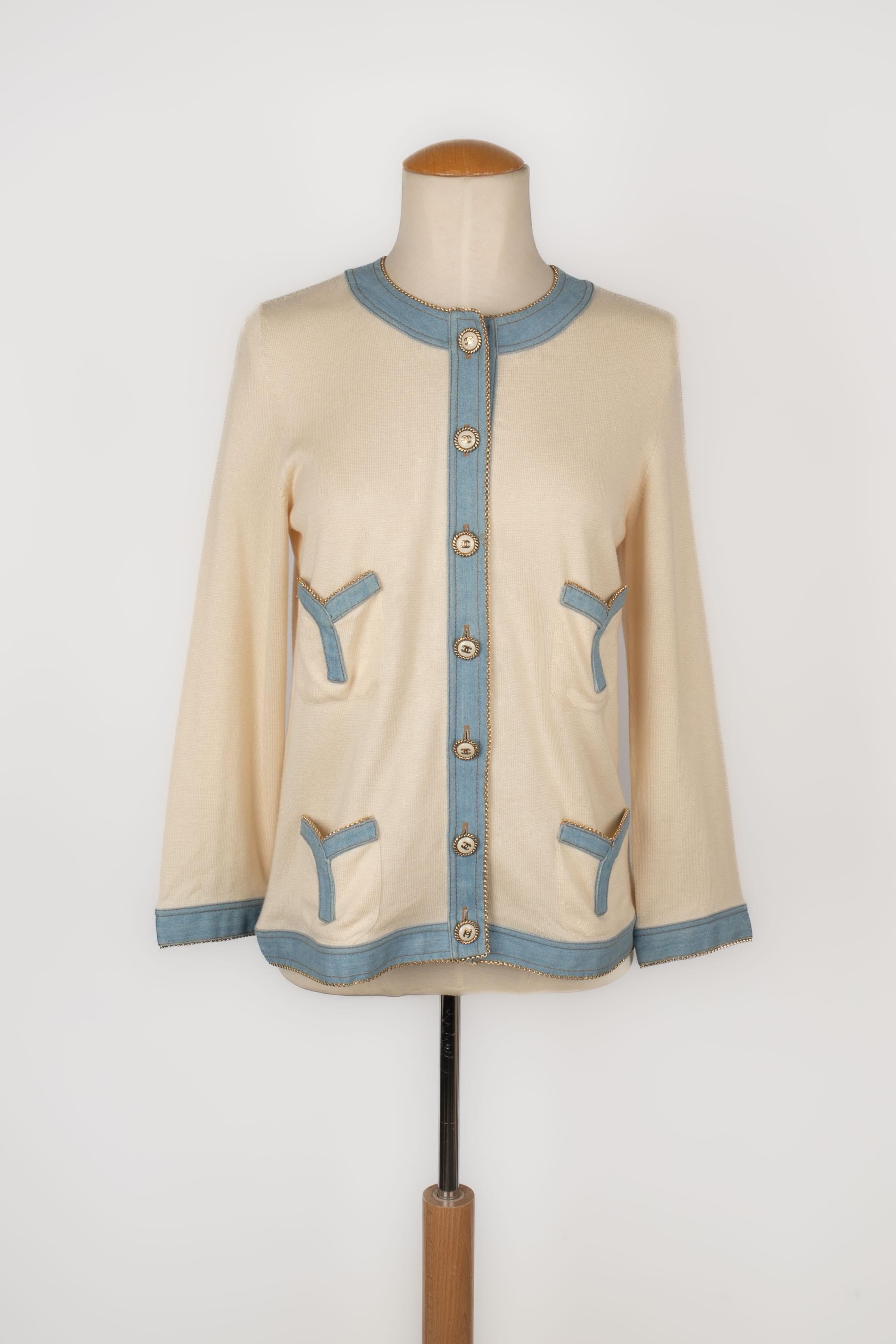 CHANEL - (Made in Italy) Beige and blue cotton, silk and cashmere cardigan. Size 42FR. Spring-Summer 2007 collection under the artistic direction of Karl Lagerfeld.

Condition:
Very good condition

Dimensions :
Shoulder width : 38 cm - Sleeve length