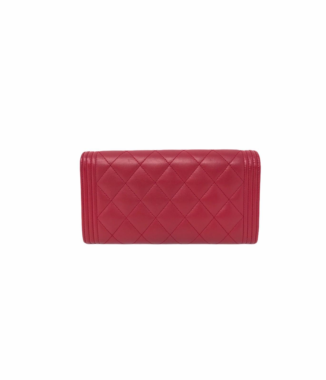 Large Chanel wallet boy model in smooth lambskin burgundy color closure with metal cc logo Good condition, slight signs of wear on the galvanic and on the leather year of production 2018 no internal card holder and coin pocket with zip dimensions 20