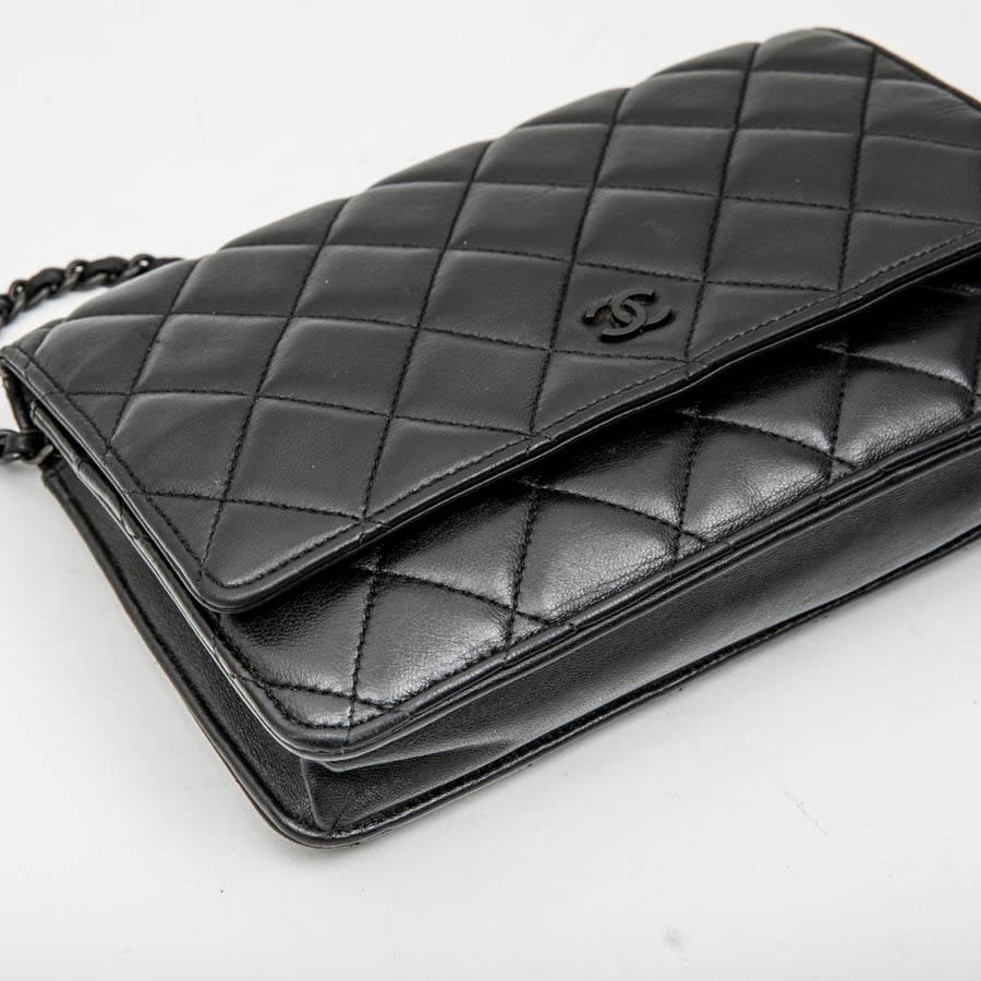 CHANEL 'Wallet on Chain' All Black Bag in Black Quilted Smooth Leather In Good Condition In Paris, FR