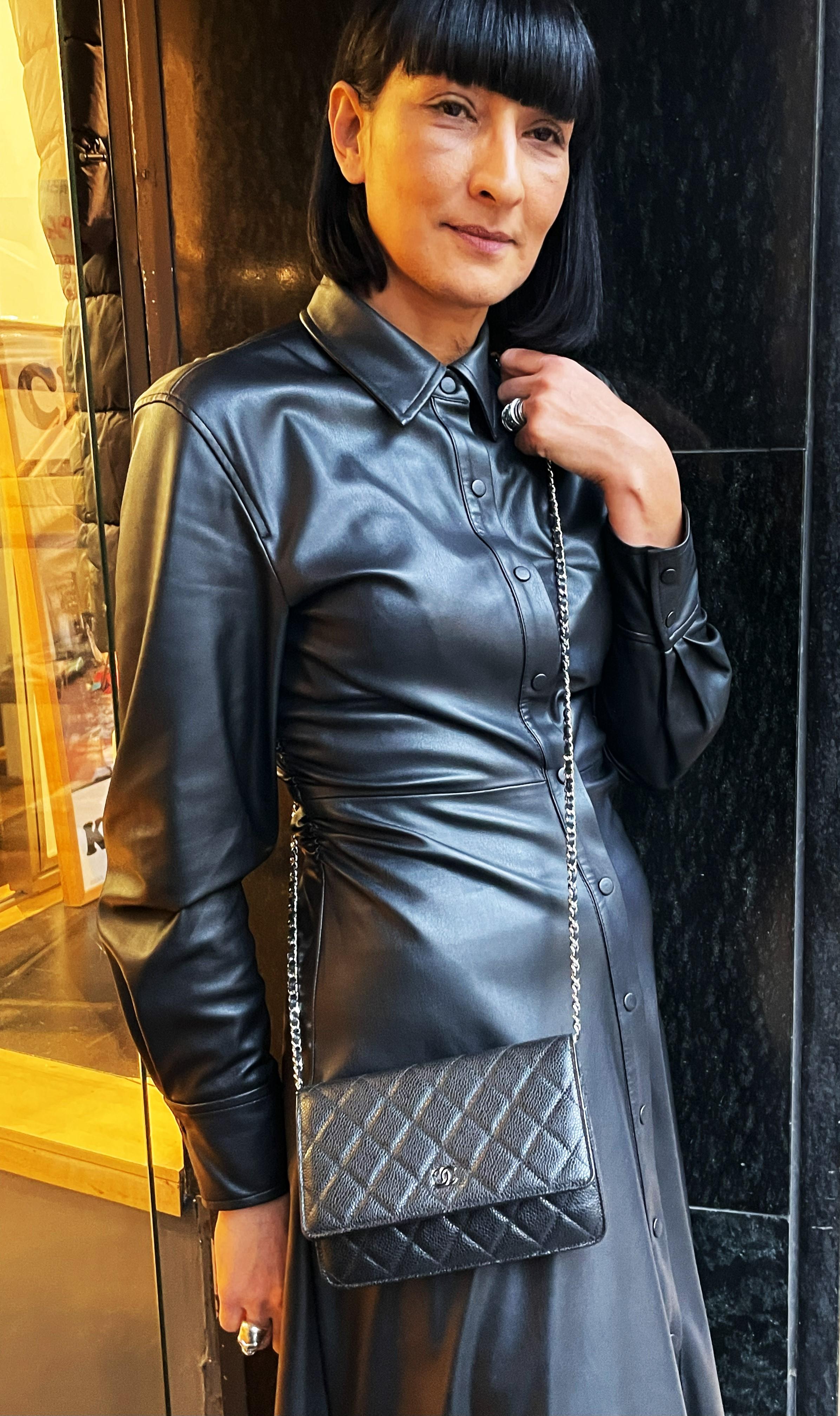 Wallet on chain, black caviar leather on a 1.30 cm long Chanel chain with leather interwoven in excellent condition. The Monalisa half moon bag on the backside!
Comes with CHANEL CART D'AUTHENTICITE #18523482.
The bag is lined with the same leather,