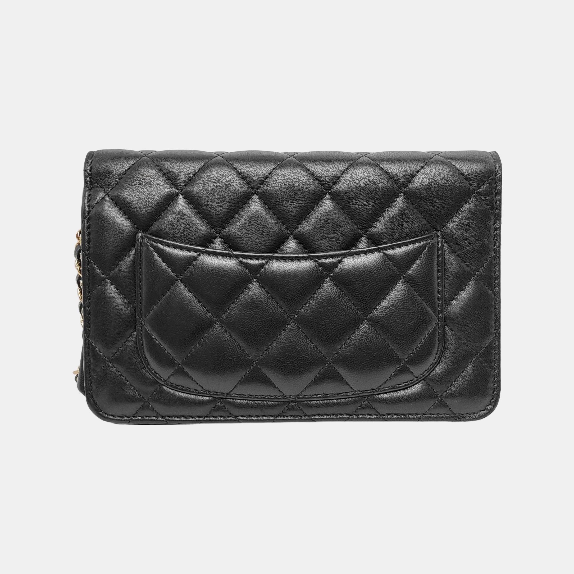 Chanel Wallet on Chain Black Lambskin Leather Gold Hardware 2014-15 In Good Condition In AUBERVILLIERS, FR