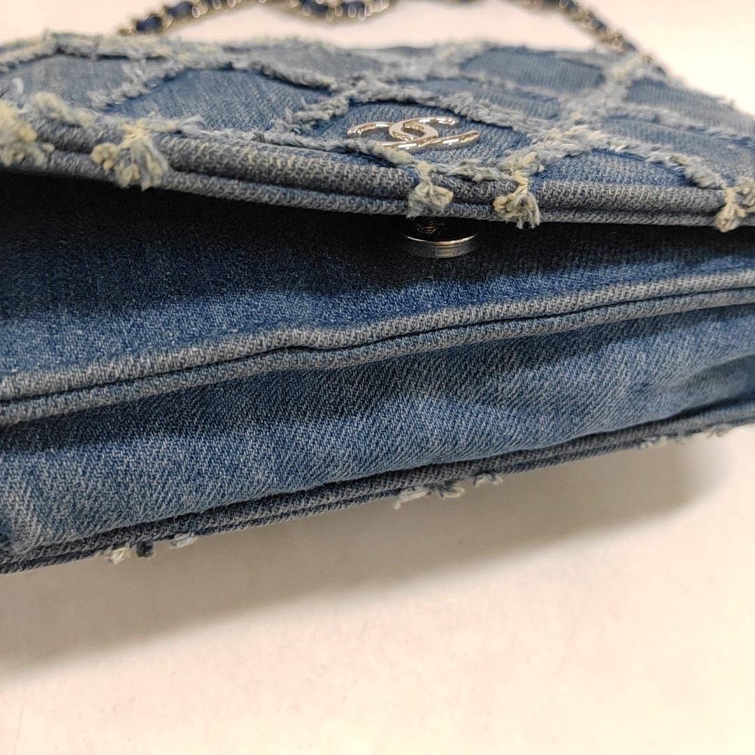 Portefeuille Chanel sur chaîne en denim bleu à rabat complet, points sauvages argentés 2018-201 en vente 5