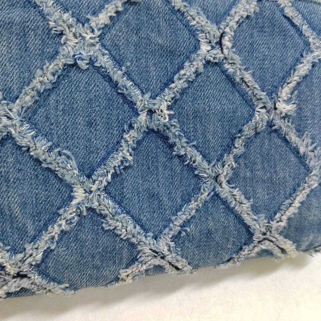 Portefeuille Chanel sur chaîne en denim bleu à rabat complet, points sauvages argentés 2018-201 en vente 7