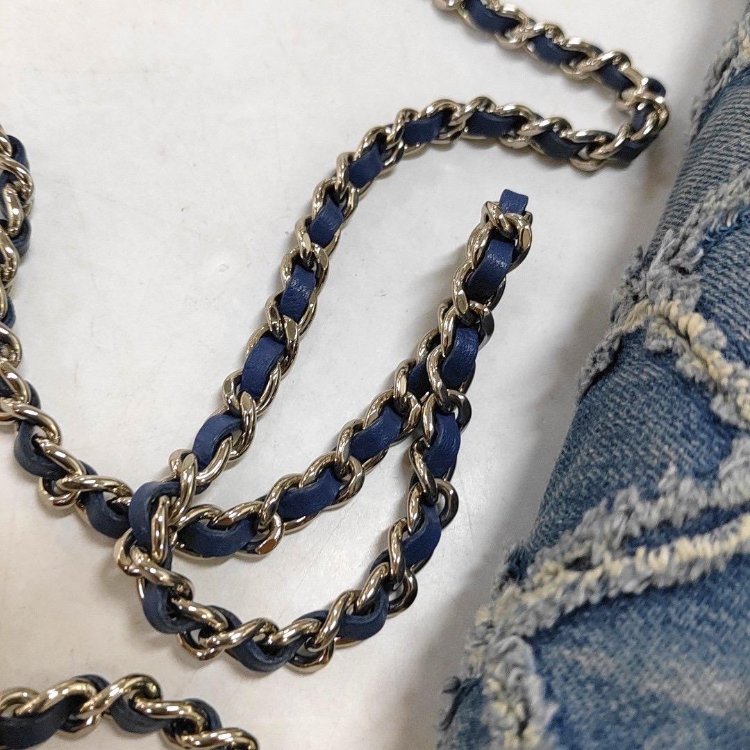 Portefeuille Chanel sur chaîne en denim bleu à rabat complet, points sauvages argentés 2018-201 en vente 8
