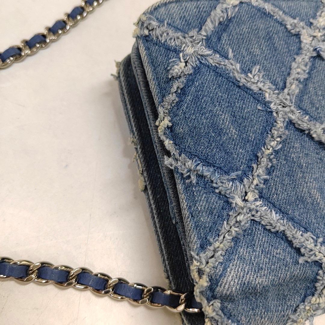 Portefeuille Chanel sur chaîne en denim bleu à rabat complet, points sauvages argentés 2018-201 en vente 9