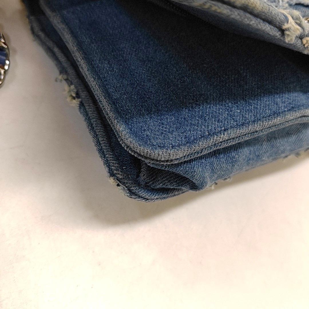 Portefeuille Chanel sur chaîne en denim bleu à rabat complet, points sauvages argentés 2018-201 en vente 11