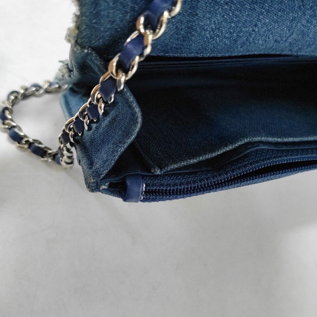 Portefeuille Chanel sur chaîne en denim bleu à rabat complet, points sauvages argentés 2018-201 en vente 12