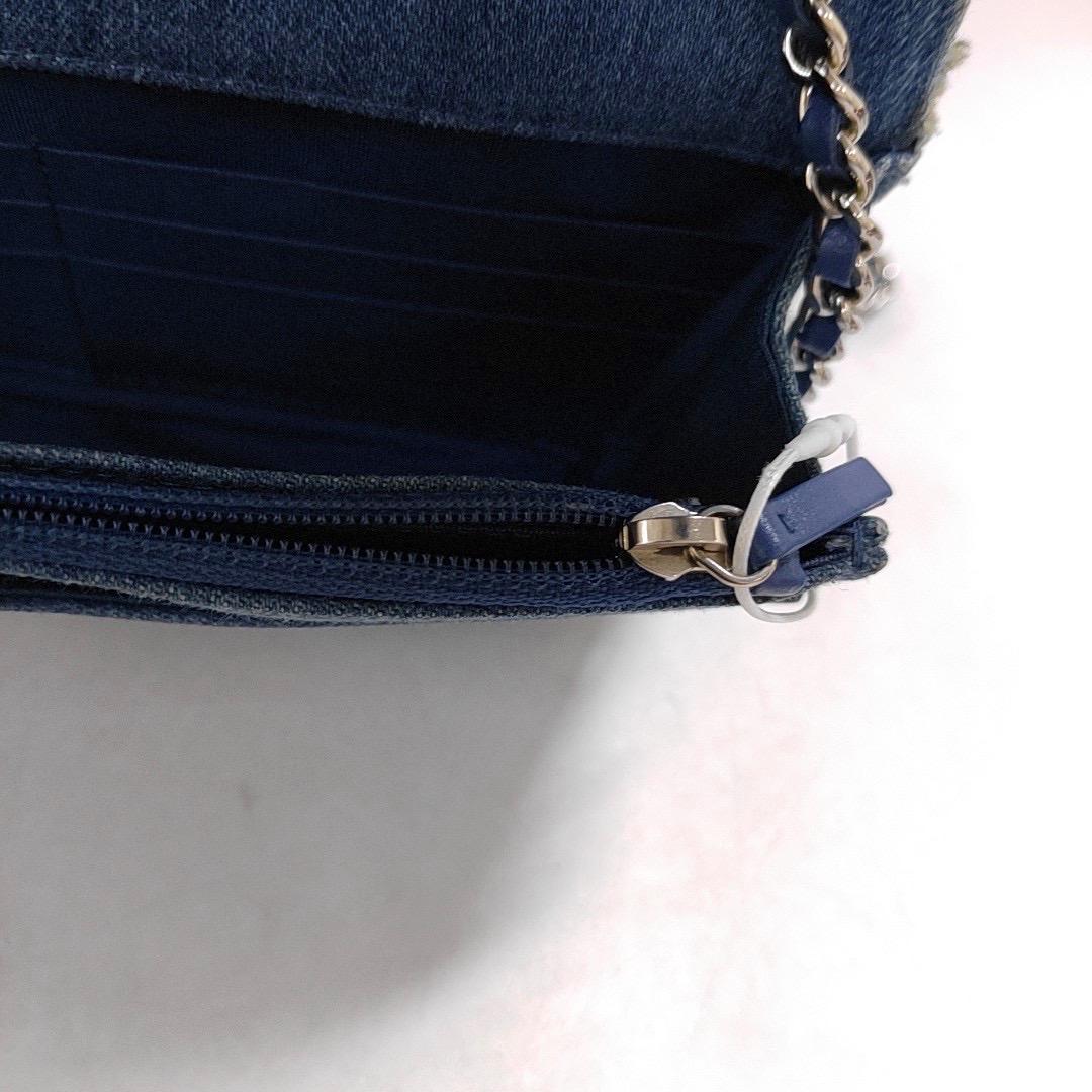 Portefeuille Chanel sur chaîne en denim bleu à rabat complet, points sauvages argentés 2018-201 en vente 13