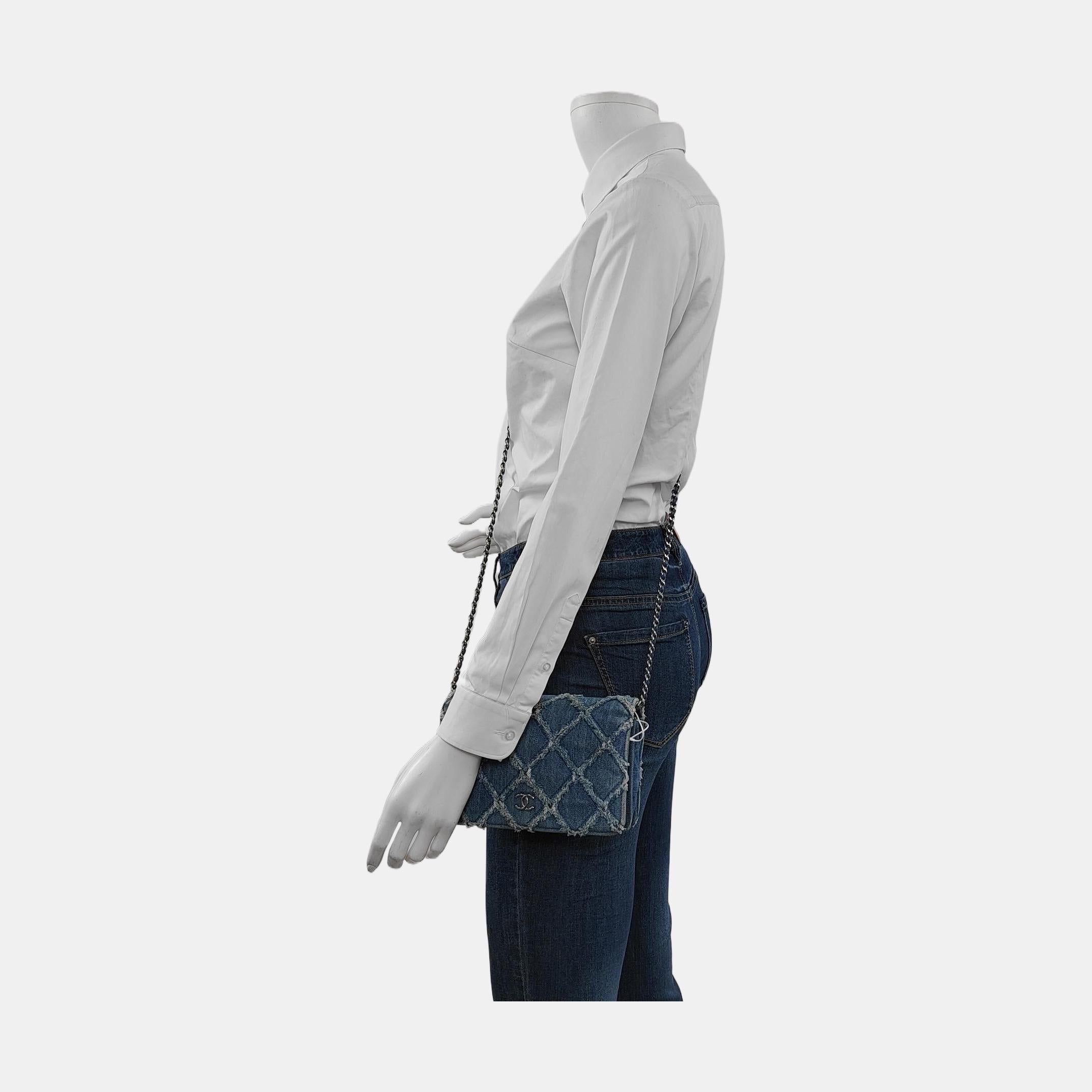 Ce portefeuille Chanel sur chaîne est une interprétation ludique du modèle classique. Confectionné en toile matelassée vert kaki et orné d'épingles Coco Cuba, il s'ouvre sur un intérieur en textile fleuri. Le bracelet est également en métal et en
