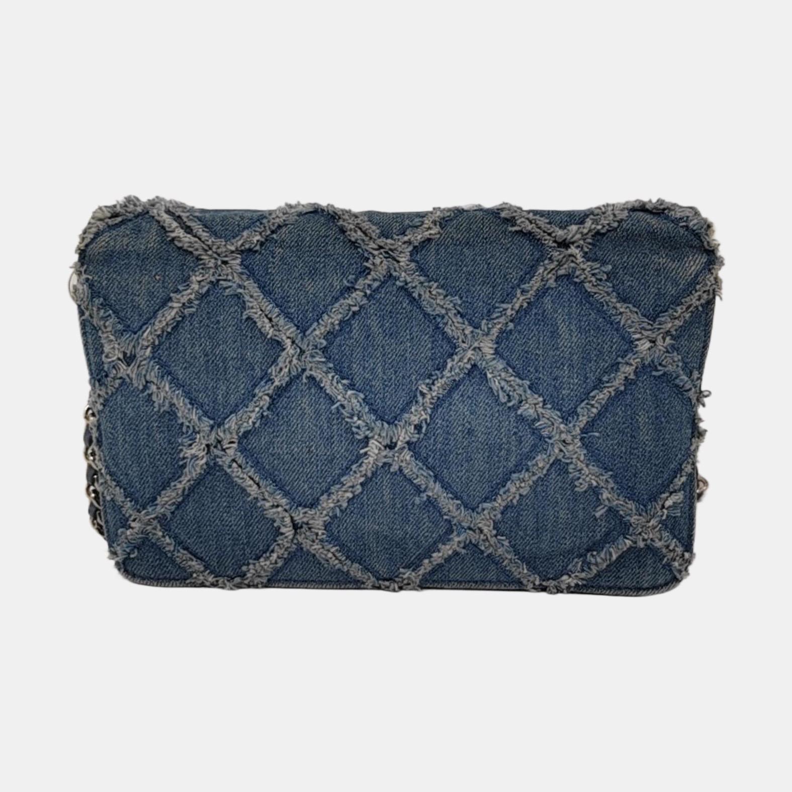 Portefeuille Chanel sur chaîne en denim bleu à rabat complet, points sauvages argentés 2018-201 Bon état - En vente à AUBERVILLIERS, FR