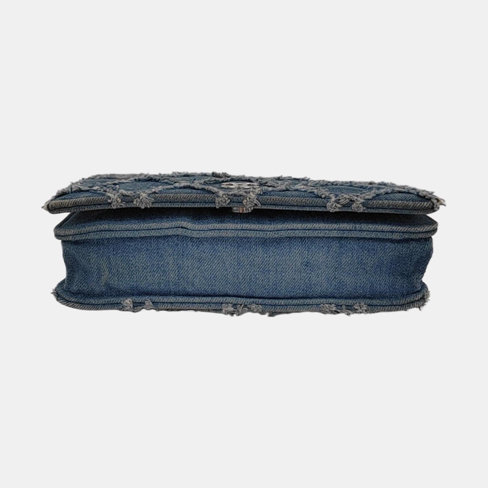 Portefeuille Chanel sur chaîne en denim bleu à rabat complet, points sauvages argentés 2018-201 en vente 1