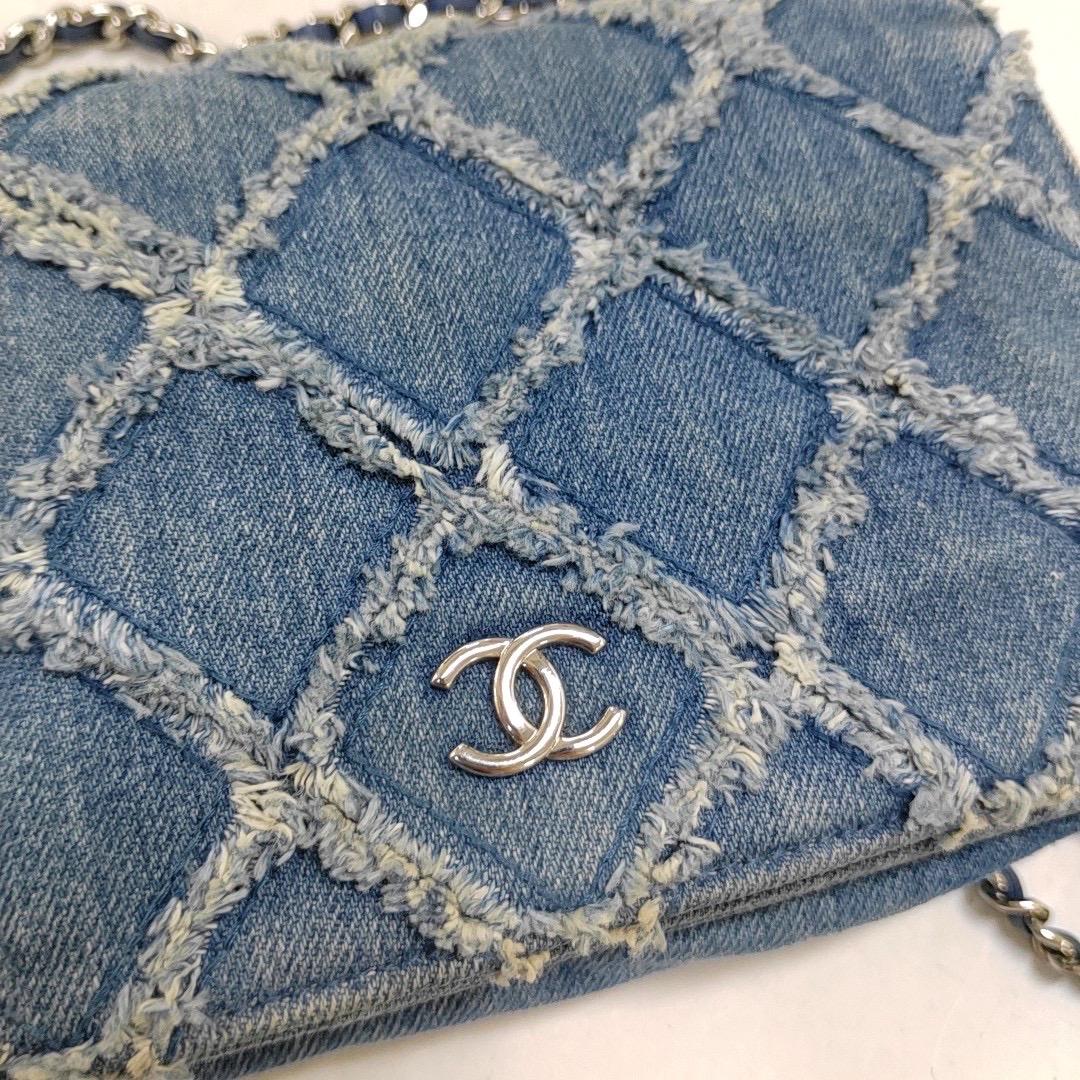 Portefeuille Chanel sur chaîne en denim bleu à rabat complet, points sauvages argentés 2018-201 en vente 2