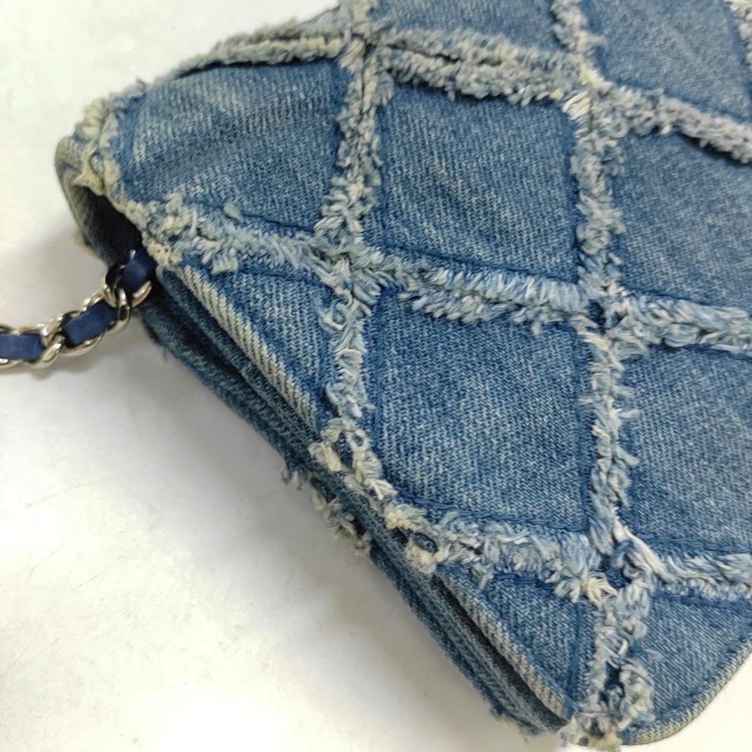 Portefeuille Chanel sur chaîne en denim bleu à rabat complet, points sauvages argentés 2018-201 en vente 3