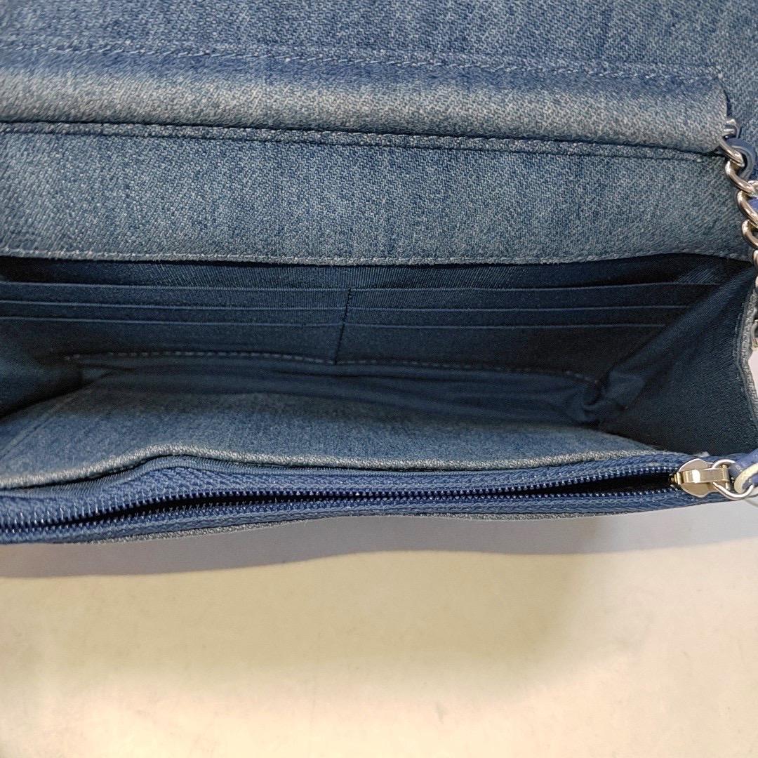 Portefeuille Chanel sur chaîne en denim bleu à rabat complet, points sauvages argentés 2018-201 en vente 4