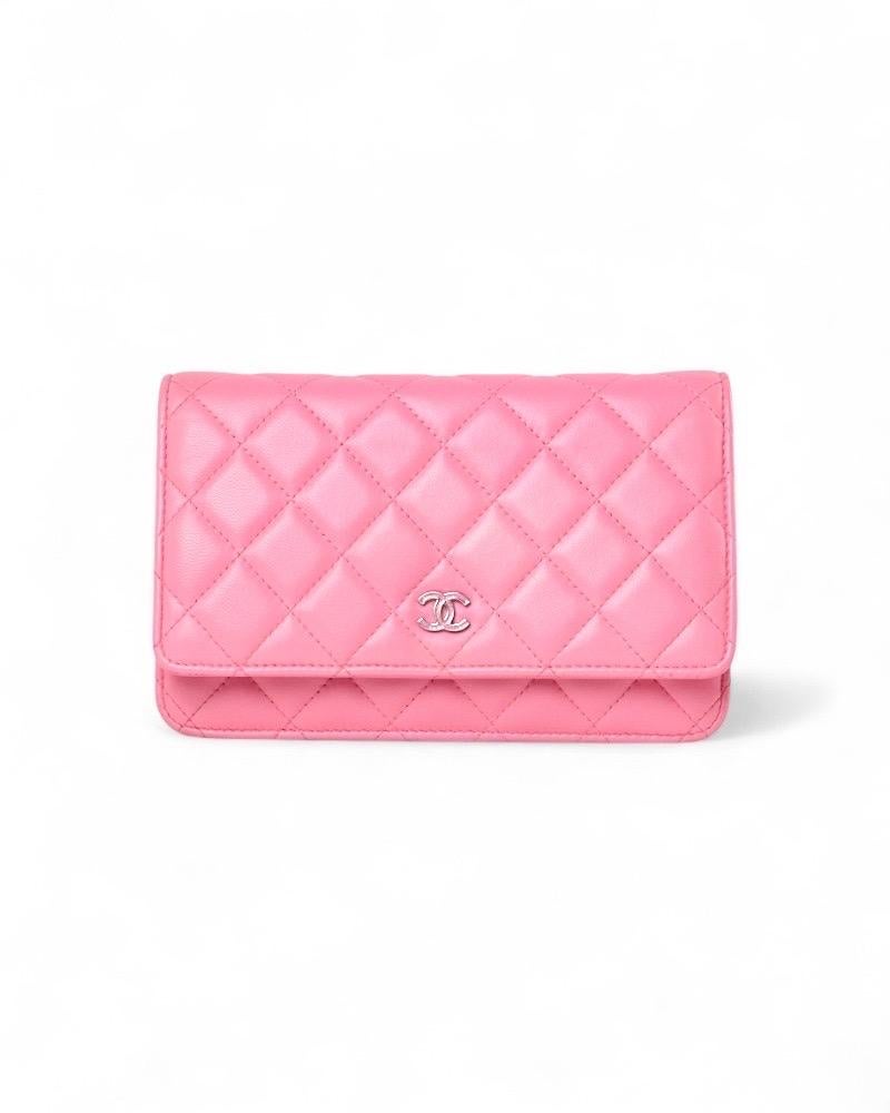Borsa firmata Chanel, modello Wallet On Chain, realizzata in pelle trapuntata rosa con hardware argento. Dotata di una patta con il classico logo del marchio 