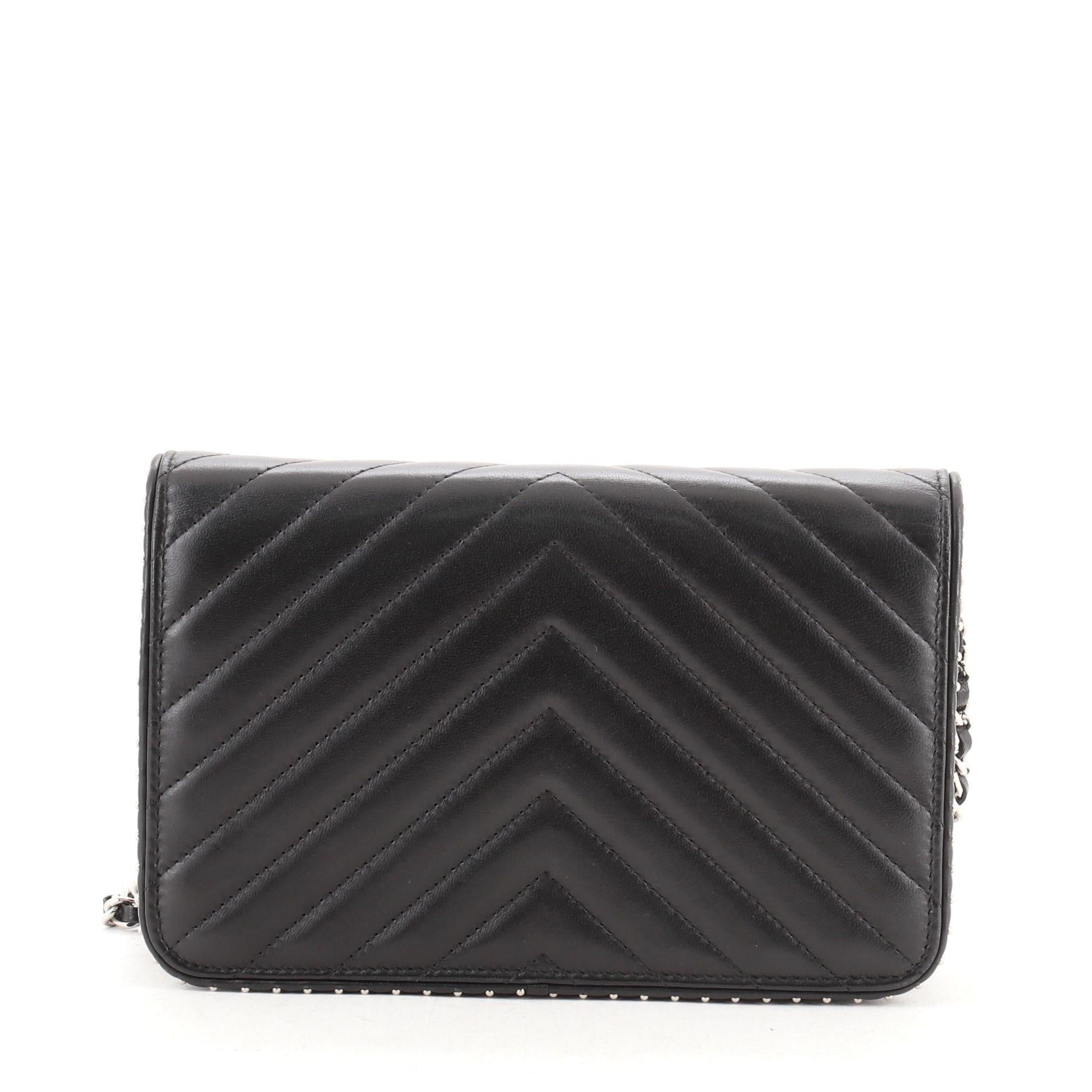 Portafoglio Chanel con catena in pelle d'agnello Chevron e borchie In condizioni buone a NY, NY