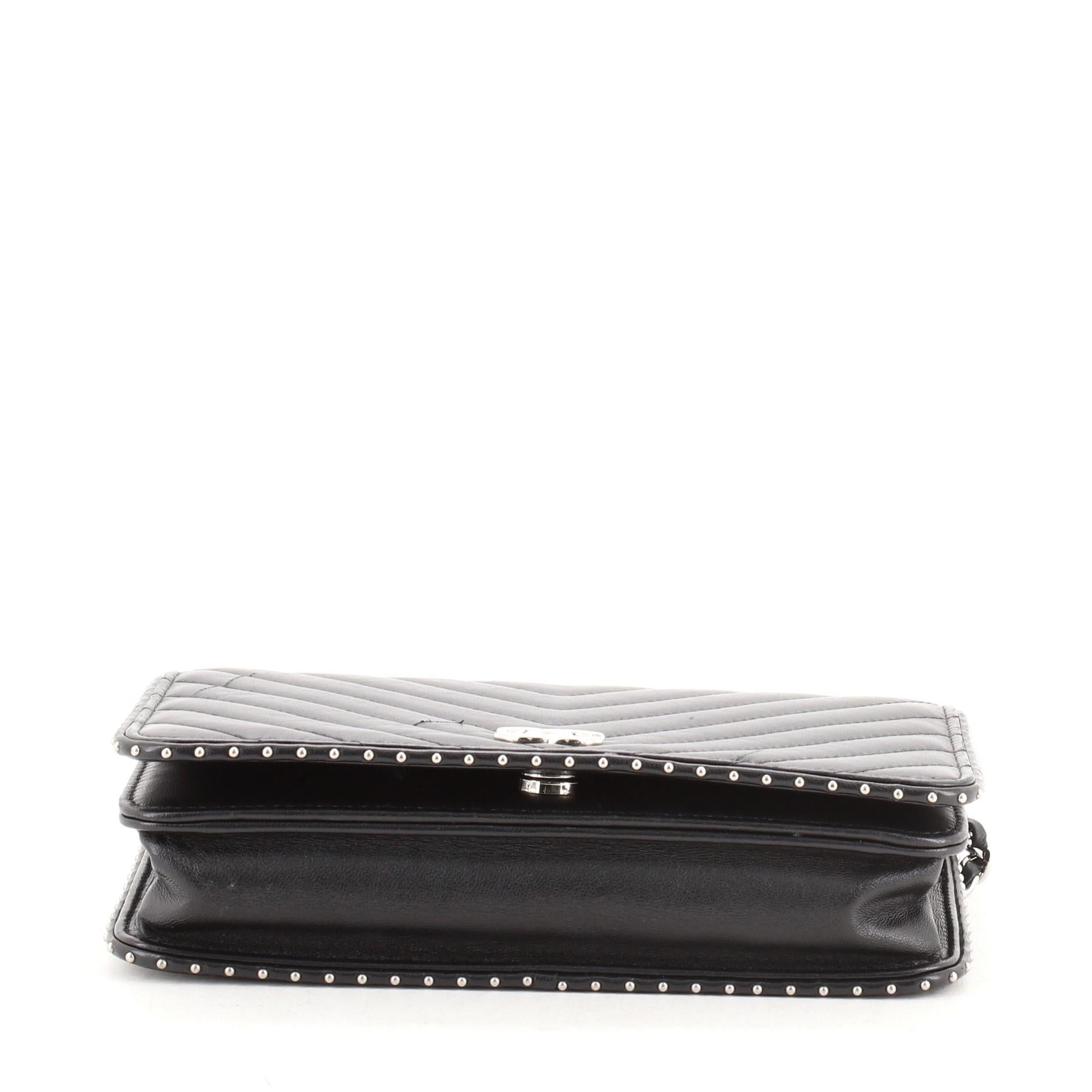 Donna Portafoglio Chanel con catena in pelle d'agnello Chevron e borchie