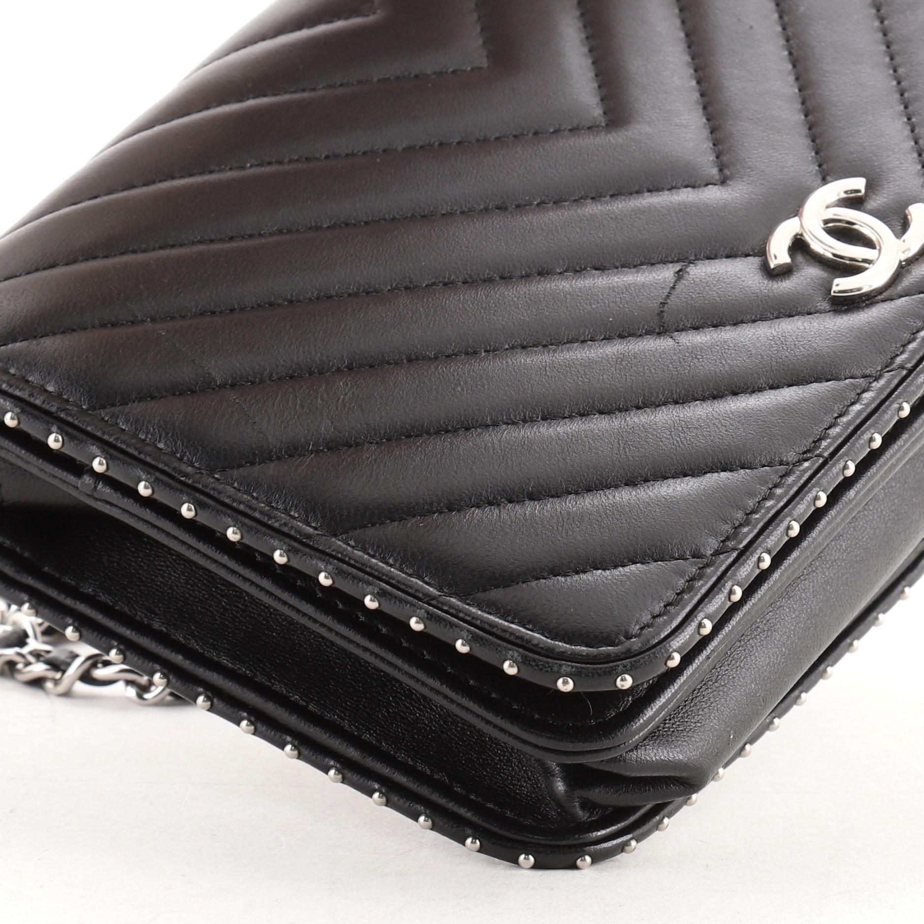 Portafoglio Chanel con catena in pelle d'agnello Chevron e borchie 2