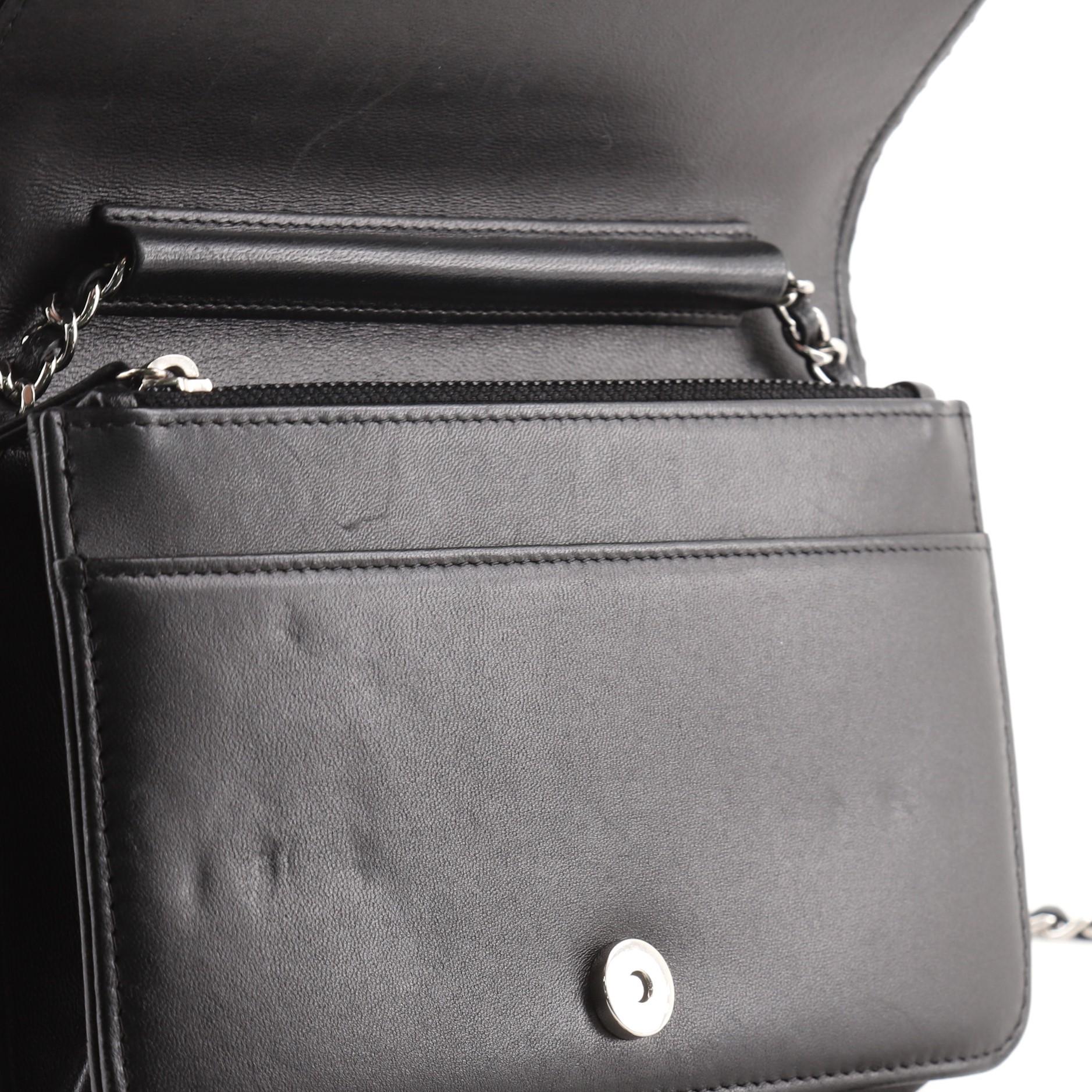 Portafoglio Chanel con catena in pelle d'agnello Chevron e borchie 3