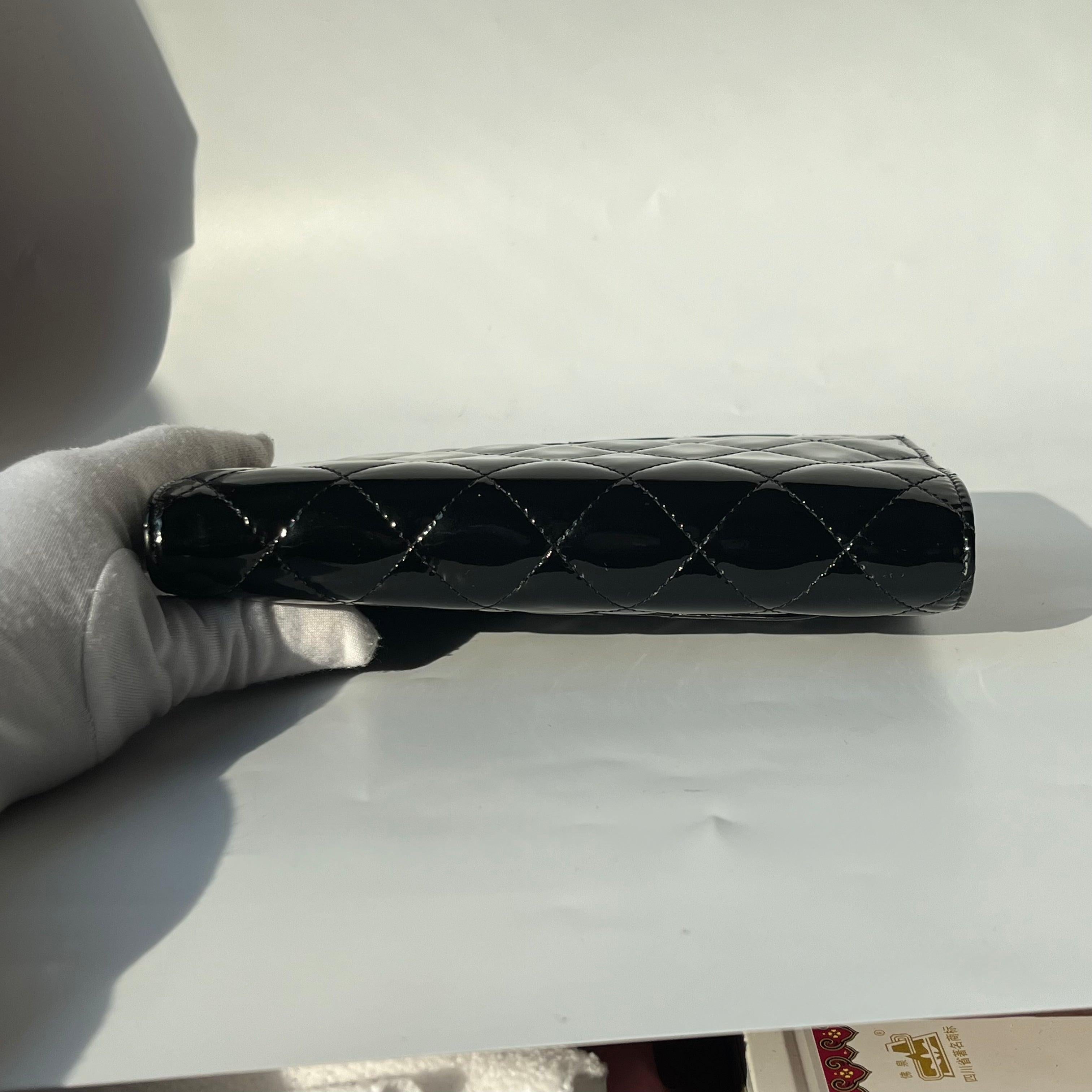 Chanel Wallet on Chain Classic Flap Black Patent Leather In Good Condition In AUBERVILLIERS, FR