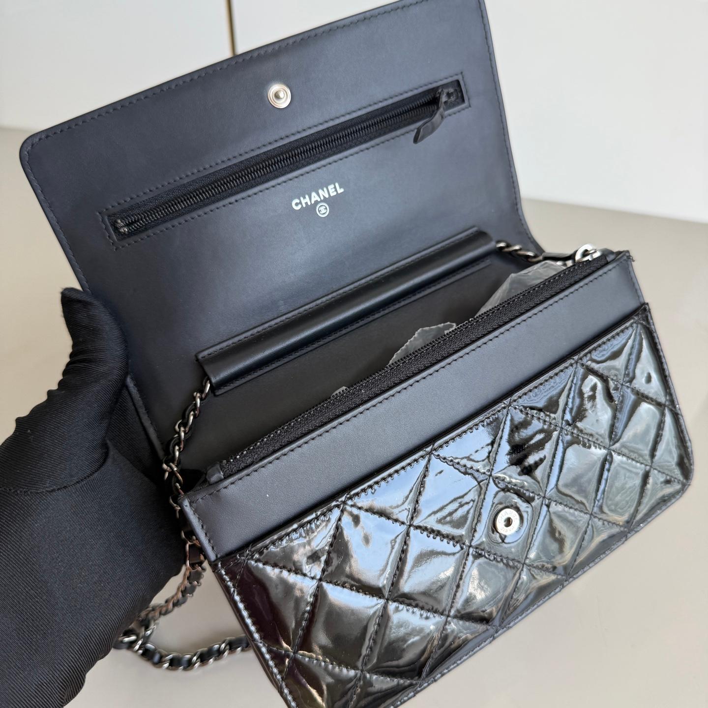 Chanel Wallet on Chain Classic Leather Black Patent Leather Silver Hardware en vente 5