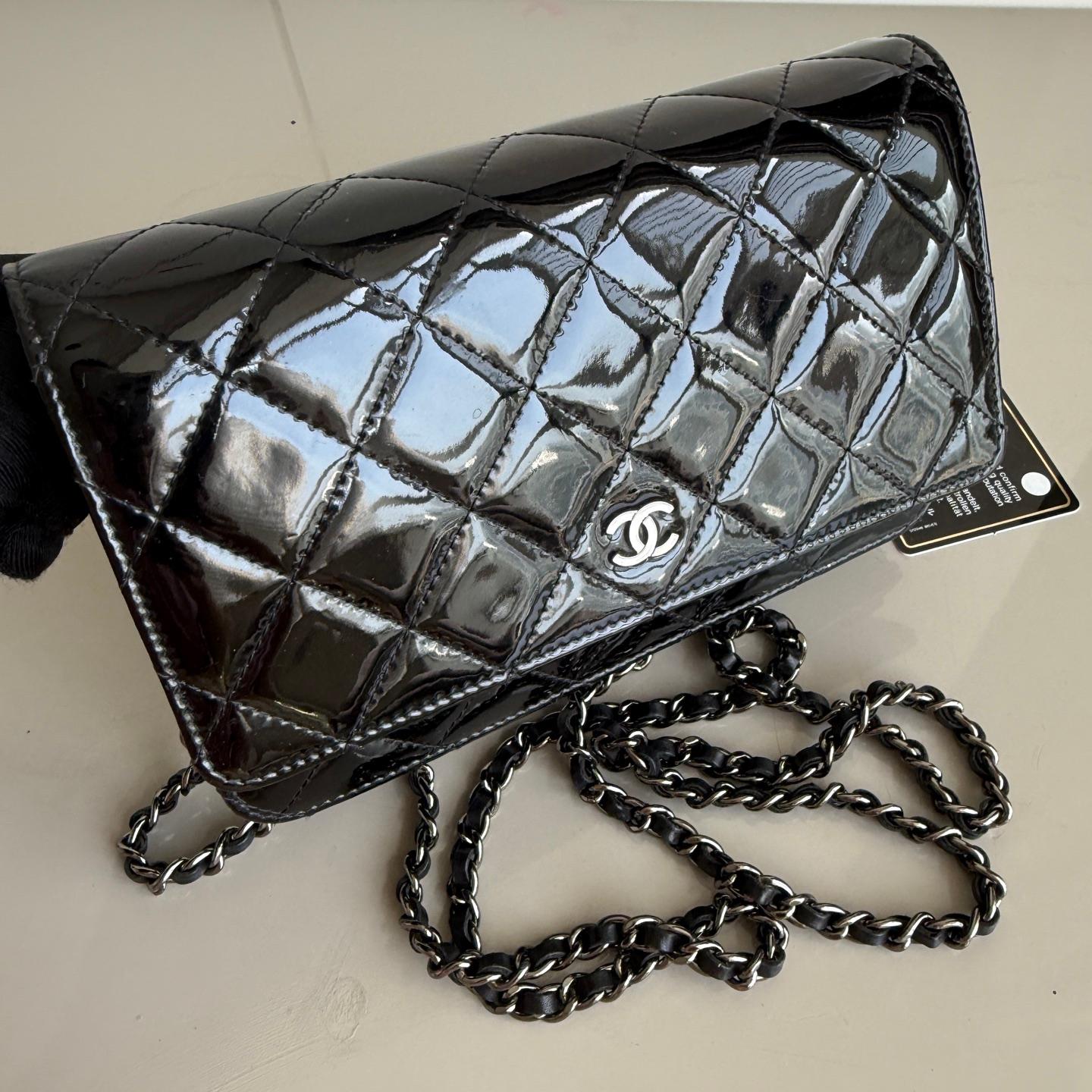 Chanel Wallet on Chain Classic Leather Black Patent Leather Silver Hardware
Il s'agit de photos professionnelles du sac offert par Luxbags.
Parfait pour toutes les occasions, le portefeuille Chanel sur chaîne WOC est confectionné en cuir de couleur
