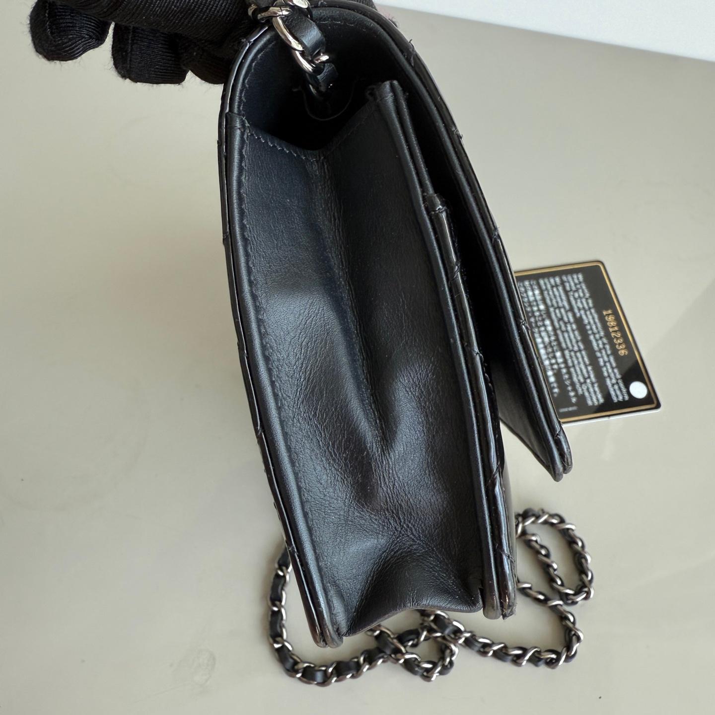 Noir Chanel Wallet on Chain Classic Leather Black Patent Leather Silver Hardware en vente