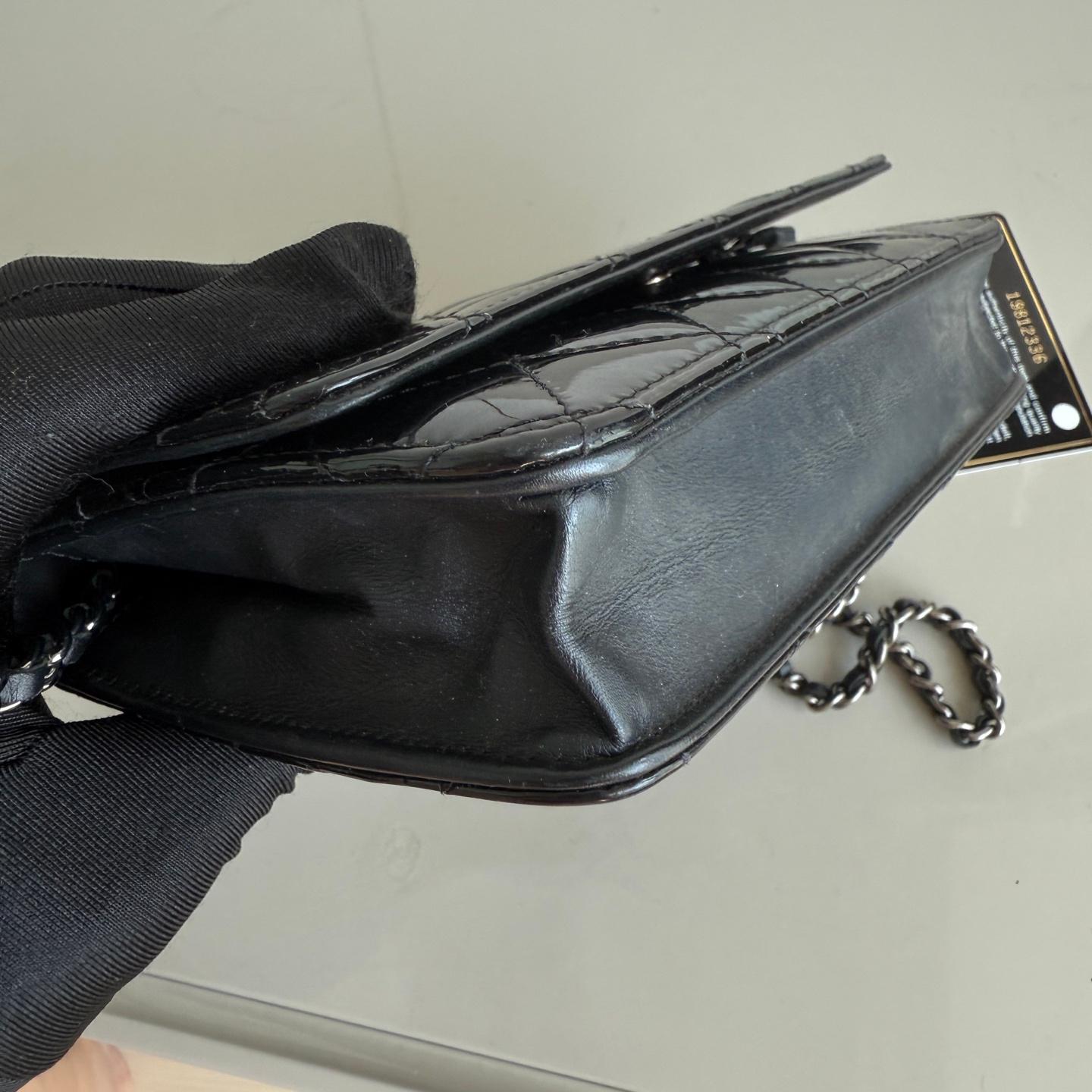 Chanel Wallet on Chain Classic Leather Black Patent Leather Silver Hardware Excellent état - En vente à AUBERVILLIERS, FR