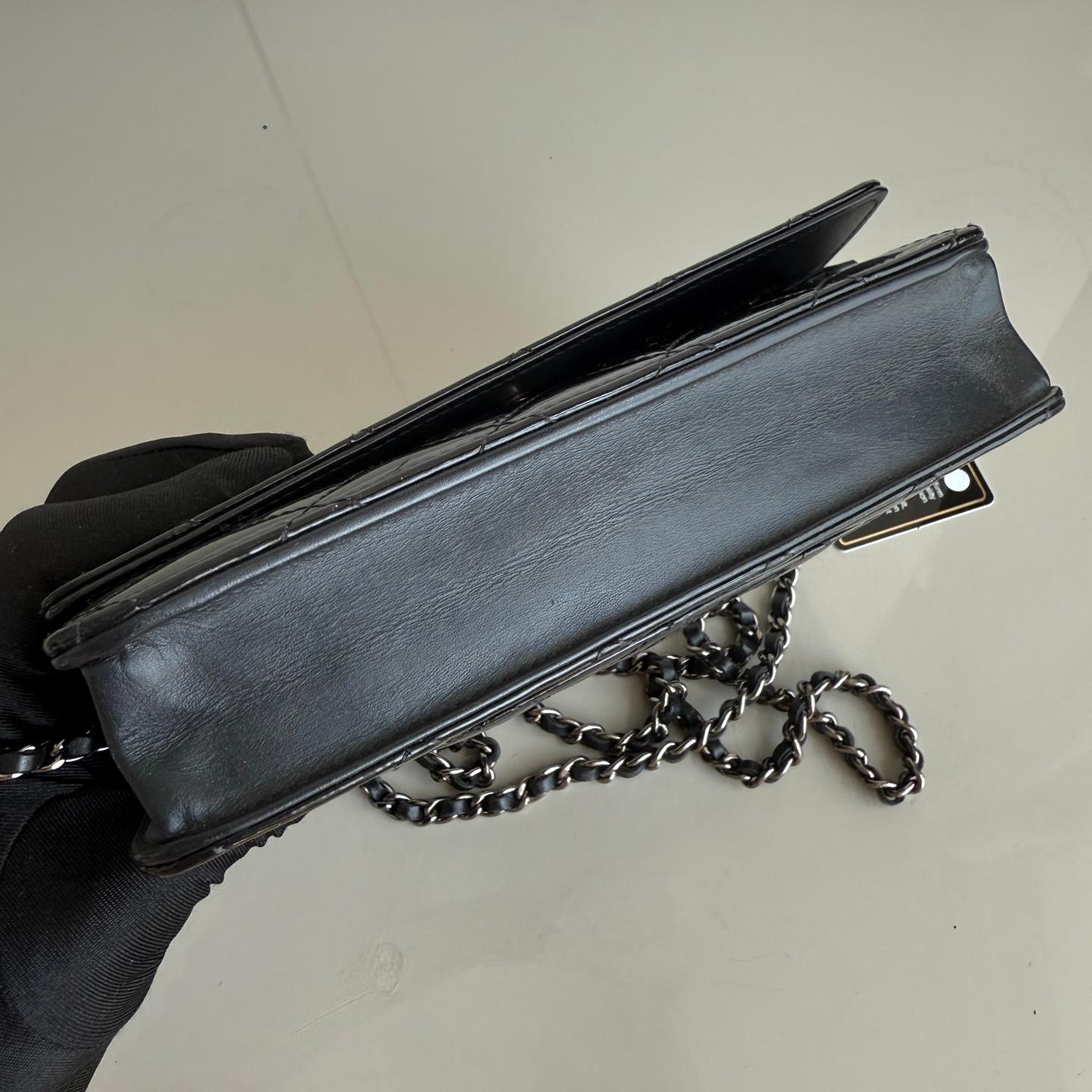 Chanel Wallet on Chain Classic Leather Black Patent Leather Silver Hardware Pour femmes en vente