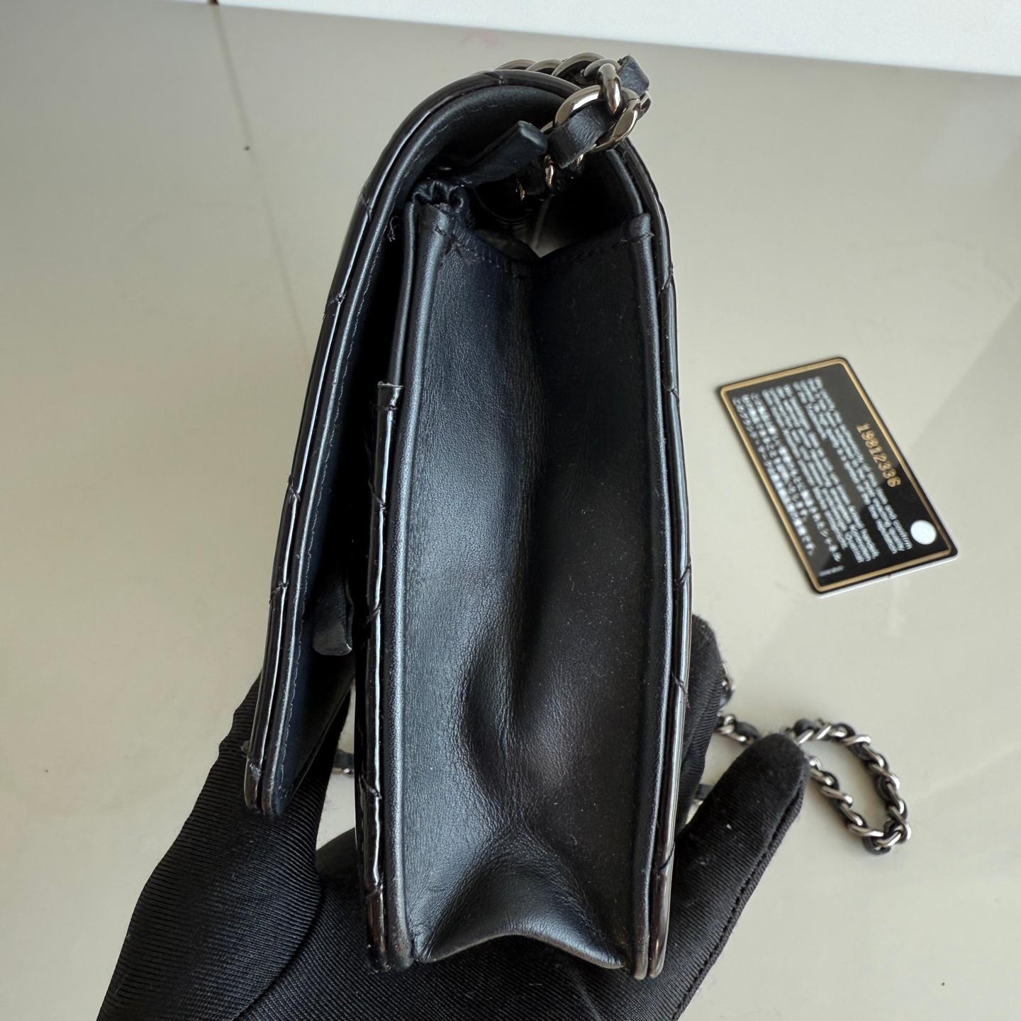 Chanel Wallet on Chain Classic Leather Black Patent Leather Silver Hardware en vente 1