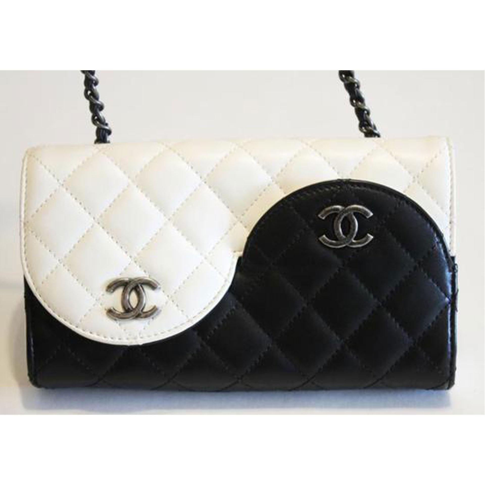 Chanel Portefeuille sur chaîne à rabat classique Rare sac à bandoulière en  tissu Ying Yang Mini En vente sur 1stDibs