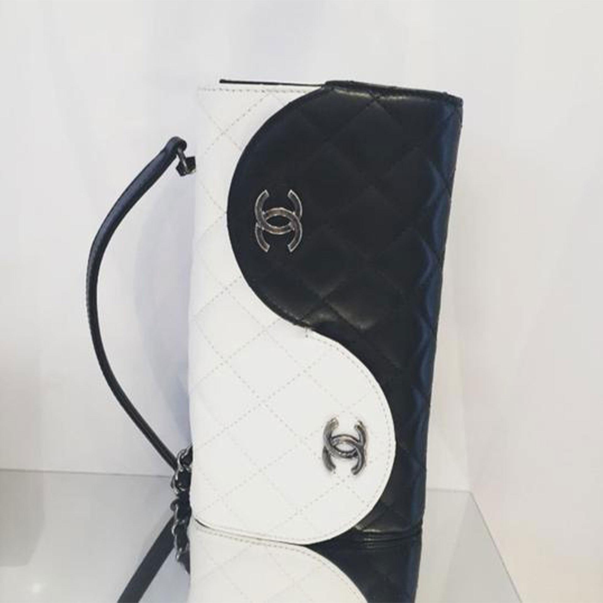 Chanel Wallet on Chain Classic Flap Rare Yin Yang Mini Woc Cross Body Bag In Good Condition For Sale In Miami, FL