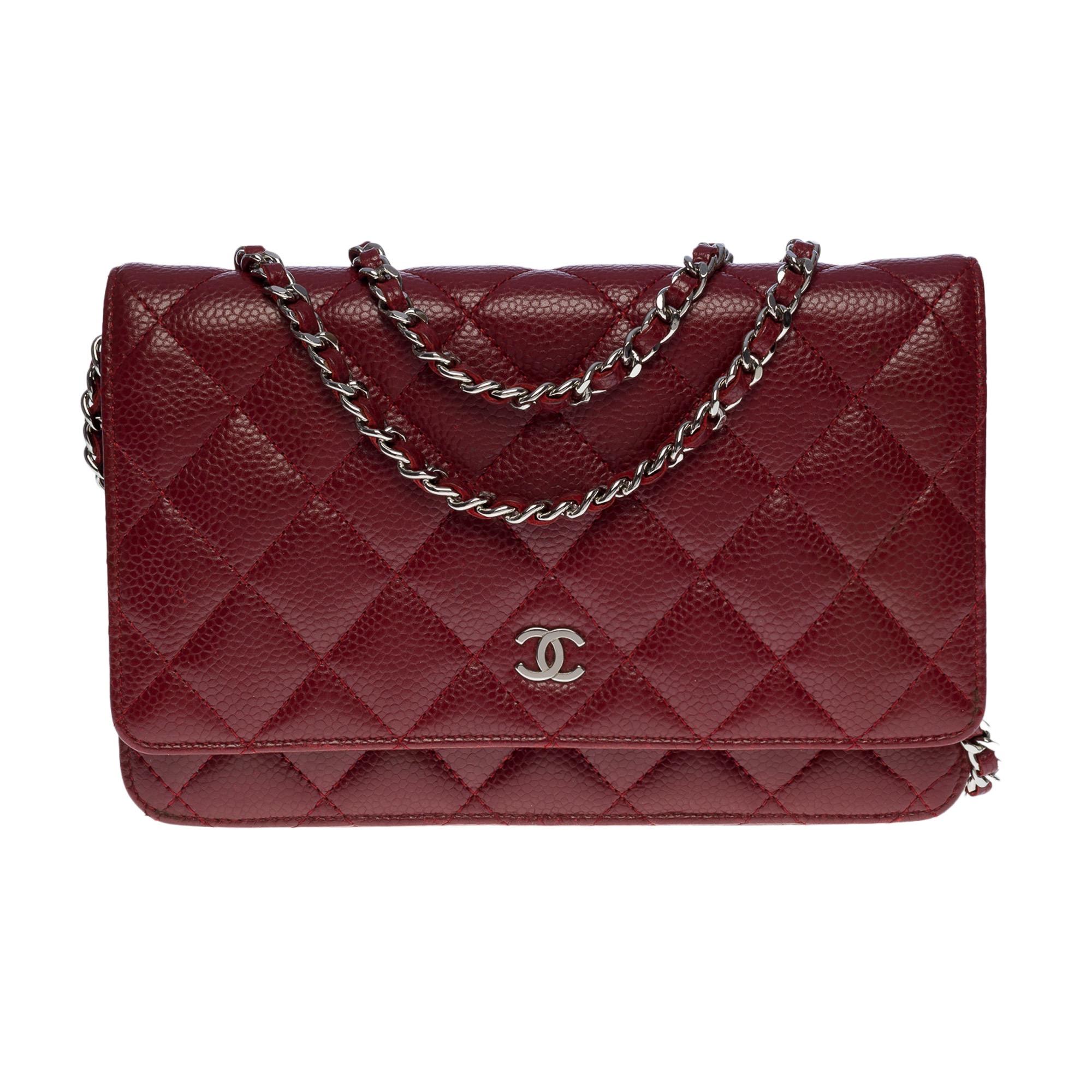 Superb Chanel Wallet On Chain handbag in burgundy quilted caviar leather, silver metal hardware, a silver metal chain handle interlaced with burgundy caviar leather allowing a shoulder or shoulder strap
Backpack pocket
Flap closure, clasp signed CC
