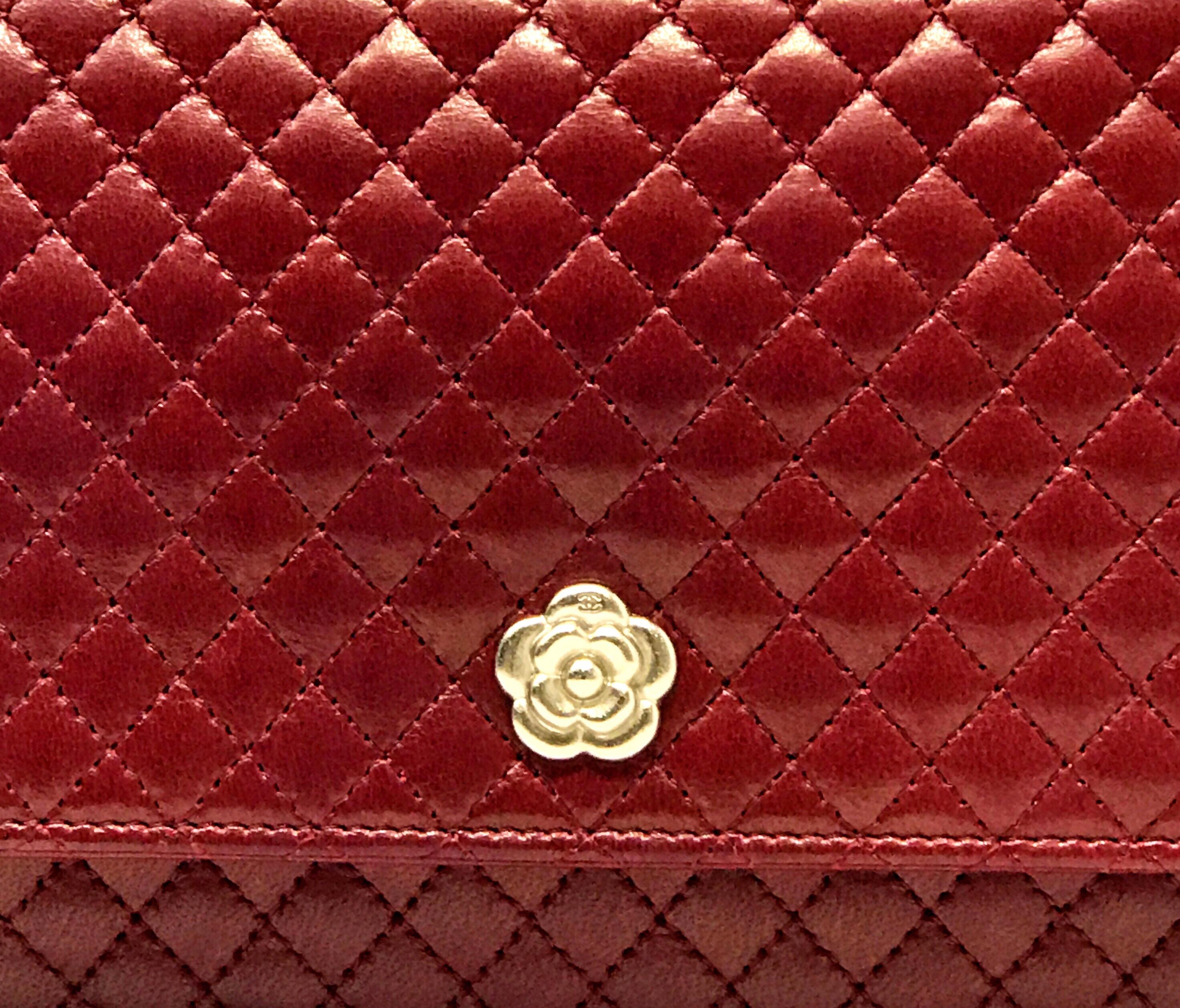 Wallet on Chain Chanel Paris Year 2008 In smooth burgundy lambskin Gold metal accessories Size 20x11 cm Complete with dust bag and authenticity card.
Little Scratch. 