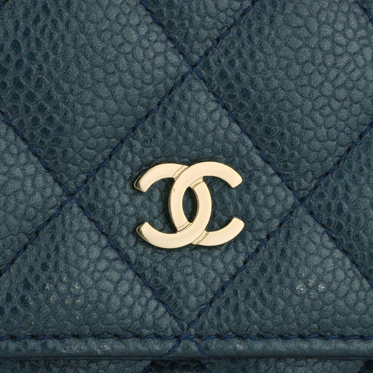 CHANEL Brieftasche an Kette Metallic schillerndes dunkelblaues Kaviar-Licht Gold-Ton 2018 für Damen oder Herren im Angebot