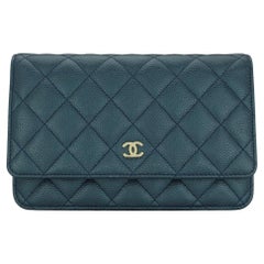 CHANEL Portefeuille sur chaîne métallique irisé bleu foncé caviar clair ton or 2018