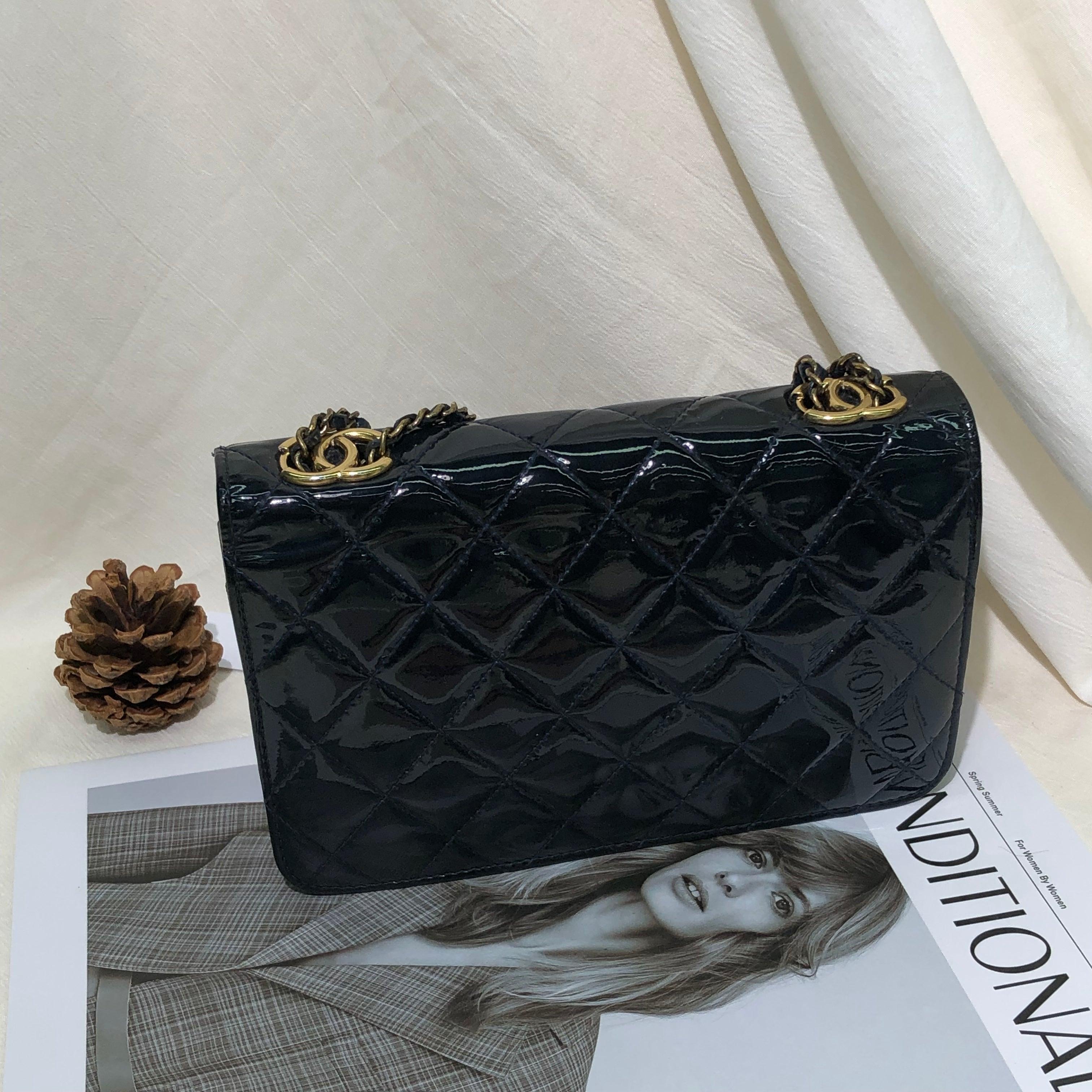 Black Chanel Wallet on Chain Navy Patent Leather Gold-tone Double Chain, 2015-2016 For Sale