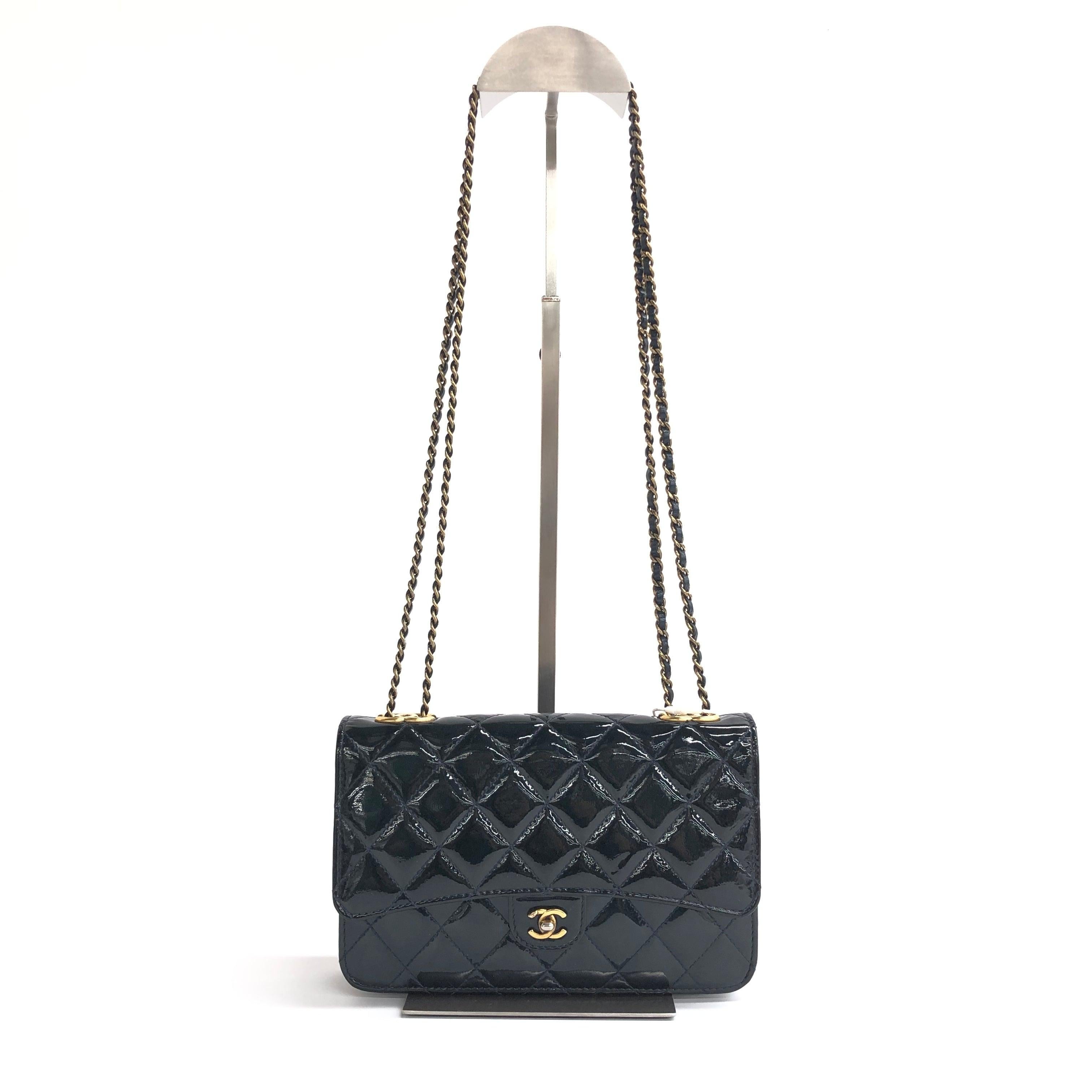 Chanel Wallet on Chain Navy Patent Leather Gold-tone Double Chain, 2015-2016 In Excellent Condition For Sale In AUBERVILLIERS, FR