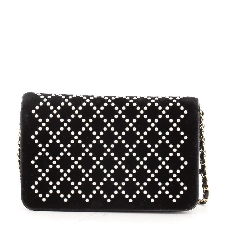 Chanel Brieftasche an Kette Perle verschönert Samt im Zustand „Gut“ in NY, NY