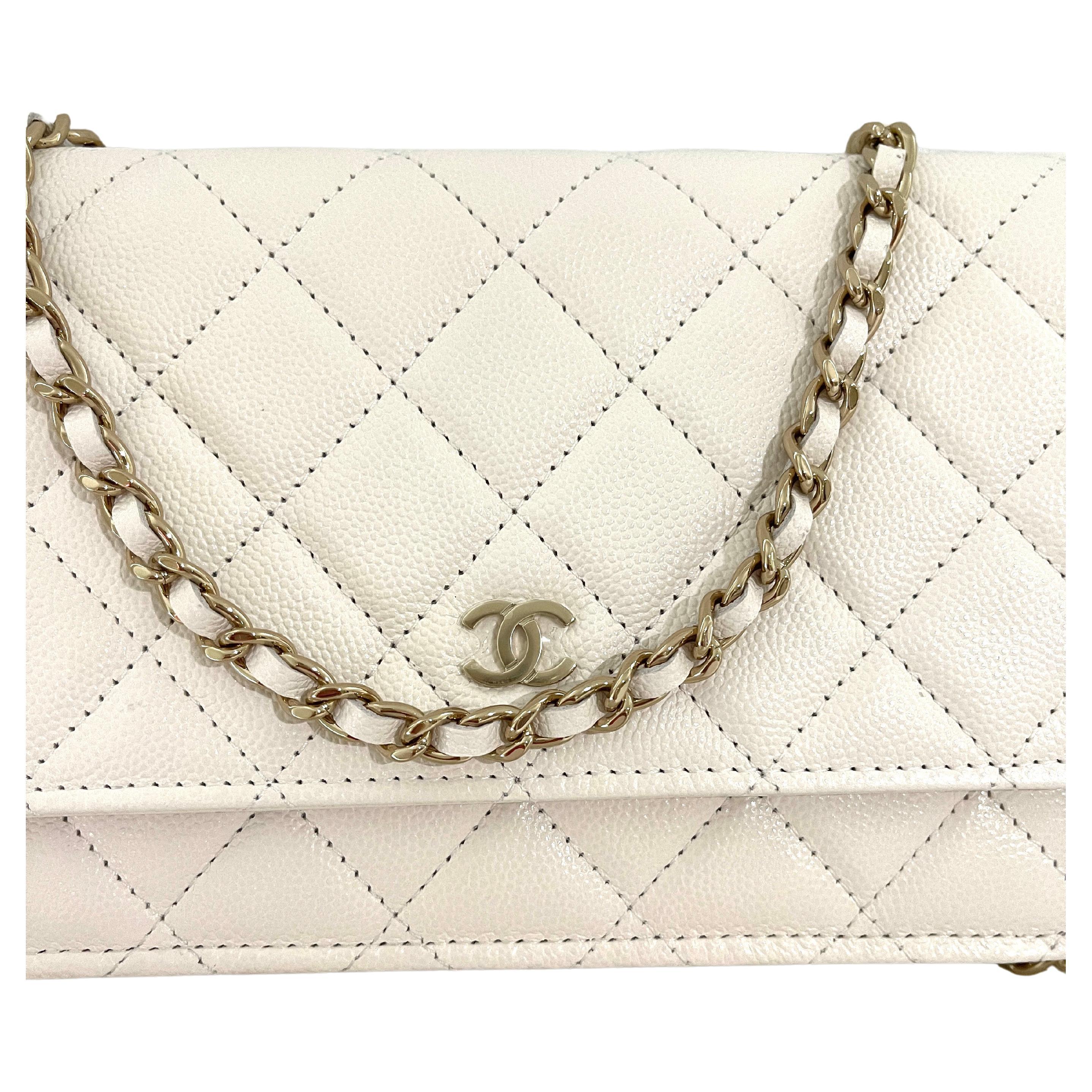 Wallet on Chain Bag
This piece is SOLDOUT!
Rare to find brand new white with gold
White Caviar with Light Gold Hardware
Doesnt get better than this!

This is a treasure!
Use for evening or during the day! So versatile
AO0250Y33352
21S

Comes with