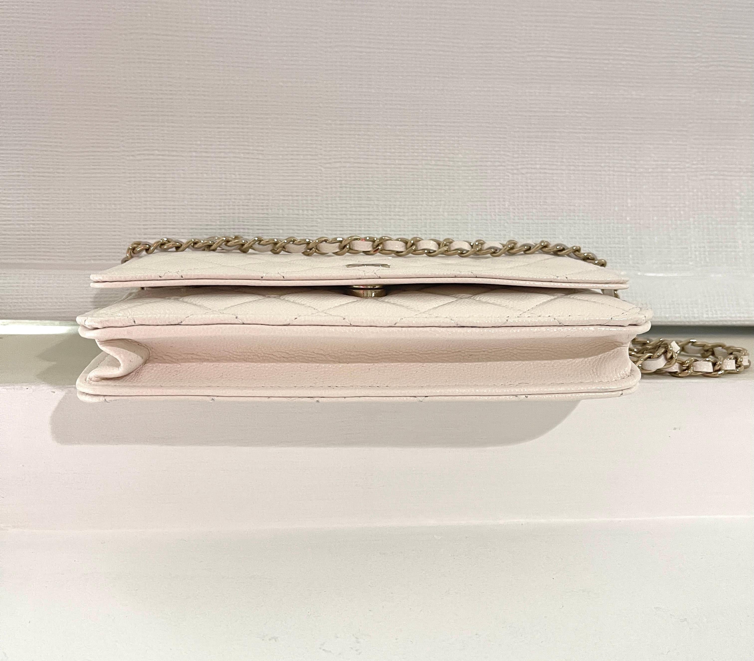 Chanel Wallet on Chain White Caviar Gold Chain In New Condition In West Chester, PA