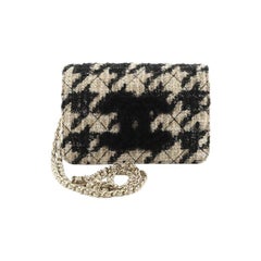 Chanel Portemonnaie an Kette mit Münzfach Gesteppter Tweed mit Shearling