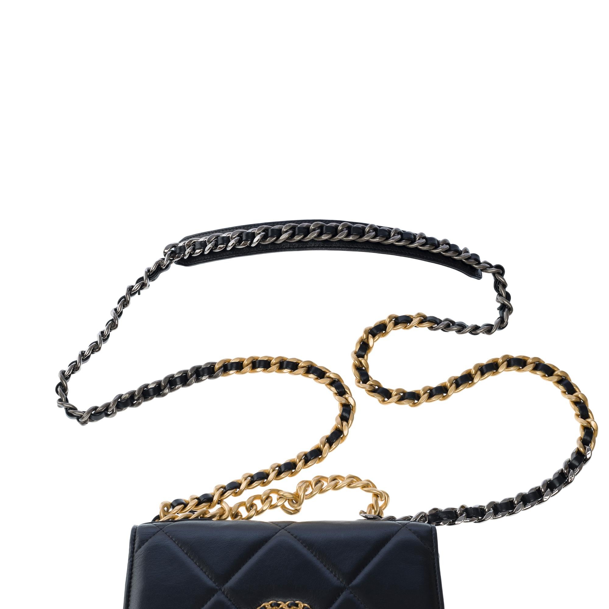 Chanel Wallet on Chain (WOC) 19 shoulder bag in black lambskin quilted leather 4