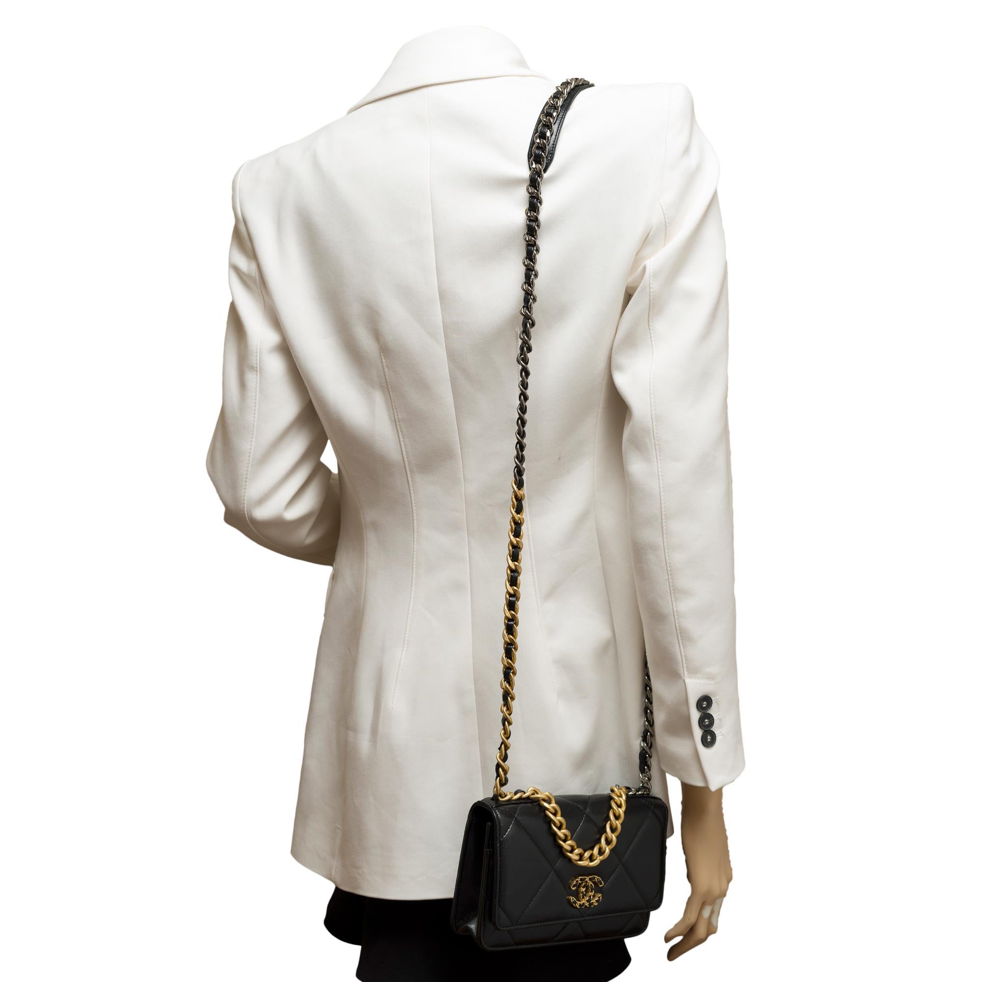 Chanel Wallet on Chain (WOC) 19 shoulder bag in black lambskin quilted leather 7